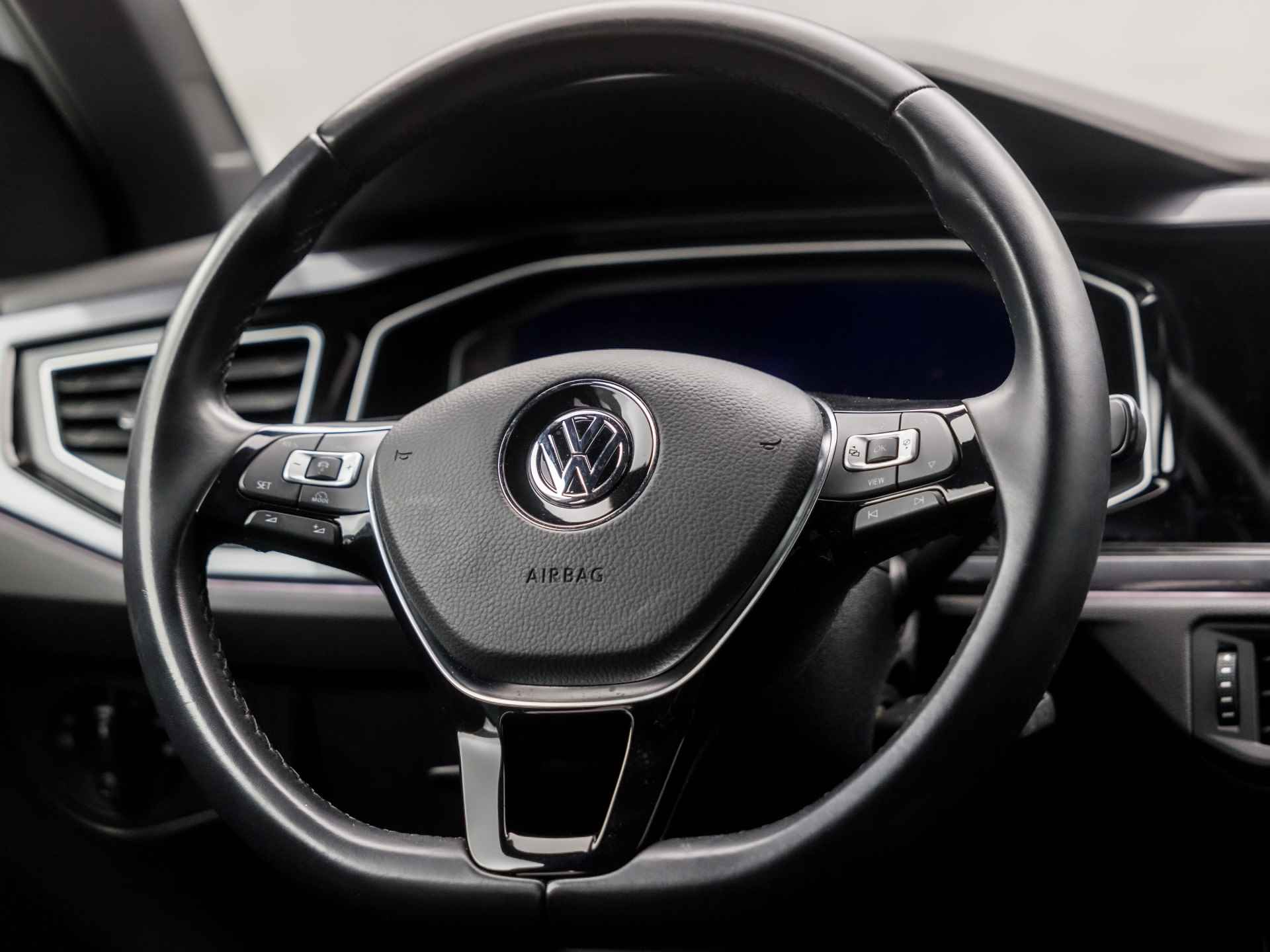 Volkswagen Polo 1.0 TSI Sportline (DIGITAL COCKPIT, APPLE CARPLAY, LEDER, GROOT NAVI, STOELVERWARMING, CLIMATE, SPORTSTOELEN, ADAPTIVE CRUISE, PARKEERSENSOREN, ZWART HEMEL, LM VELGEN, NIEUWE APK, ARMSTEUN, NIEUWSTAAT) - 18/34