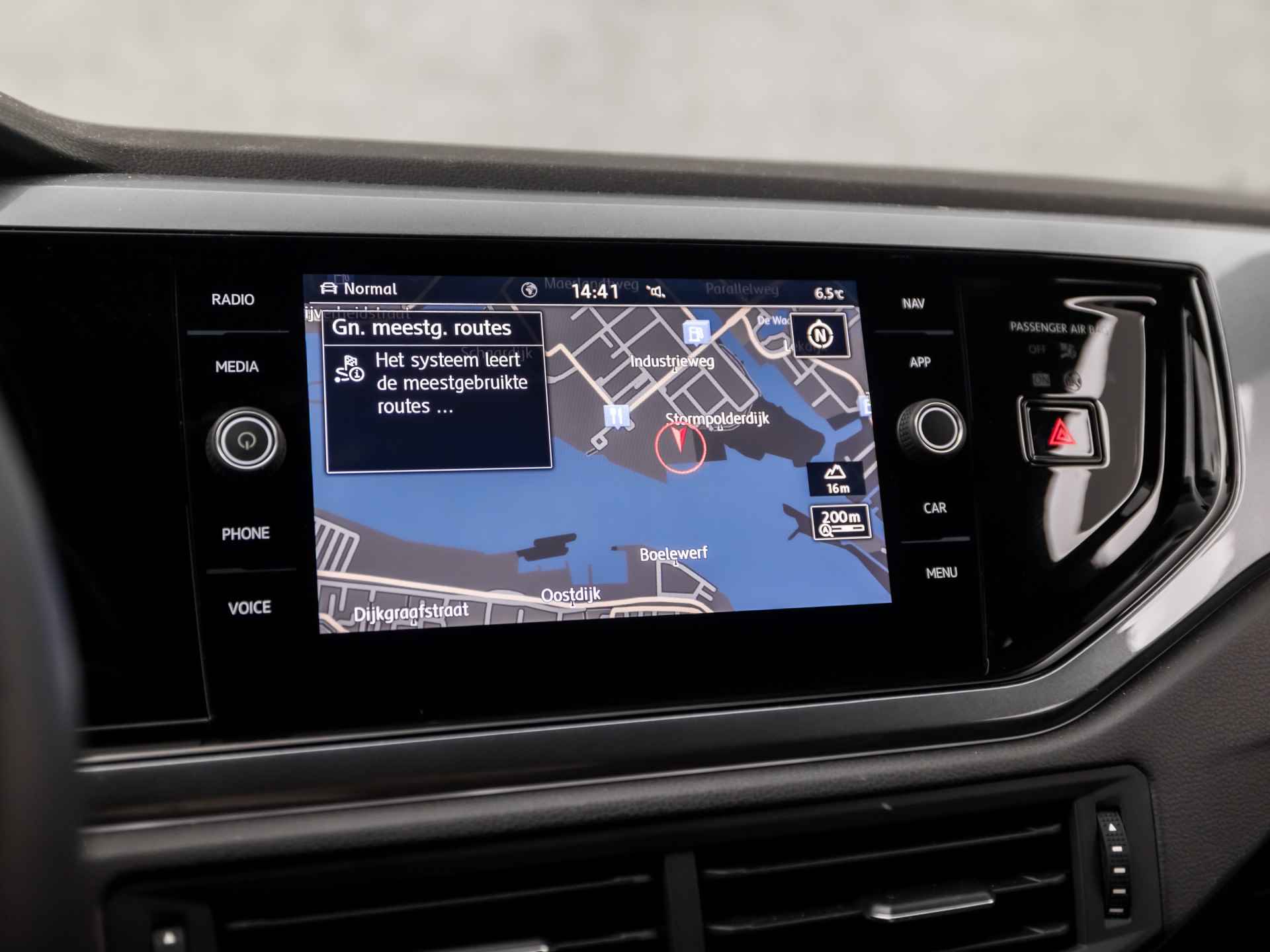 Volkswagen Polo 1.0 TSI Sportline (DIGITAL COCKPIT, APPLE CARPLAY, LEDER, GROOT NAVI, STOELVERWARMING, CLIMATE, SPORTSTOELEN, ADAPTIVE CRUISE, PARKEERSENSOREN, ZWART HEMEL, LM VELGEN, NIEUWE APK, ARMSTEUN, NIEUWSTAAT) - 23/34