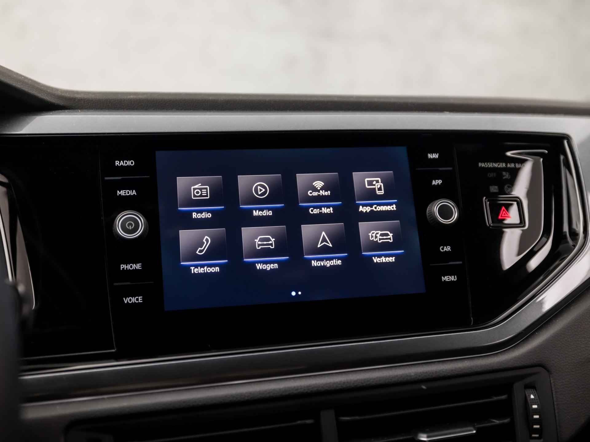 Volkswagen Polo 1.0 TSI Sportline (DIGITAL COCKPIT, APPLE CARPLAY, LEDER, GROOT NAVI, STOELVERWARMING, CLIMATE, SPORTSTOELEN, ADAPTIVE CRUISE, PARKEERSENSOREN, ZWART HEMEL, LM VELGEN, NIEUWE APK, ARMSTEUN, NIEUWSTAAT) - 24/34