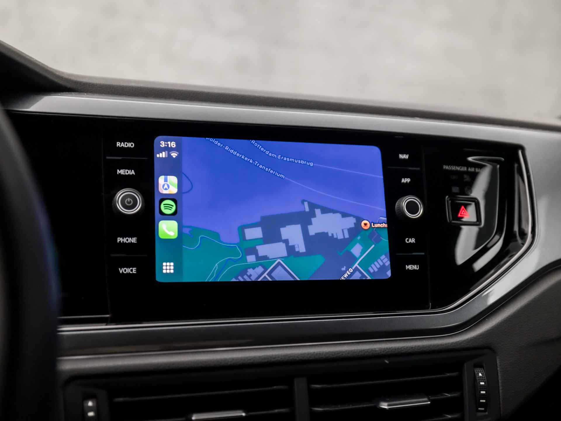 Volkswagen Polo 1.0 TSI Sportline (DIGITAL COCKPIT, APPLE CARPLAY, LEDER, GROOT NAVI, STOELVERWARMING, CLIMATE, SPORTSTOELEN, ADAPTIVE CRUISE, PARKEERSENSOREN, ZWART HEMEL, LM VELGEN, NIEUWE APK, ARMSTEUN, NIEUWSTAAT) - 25/34