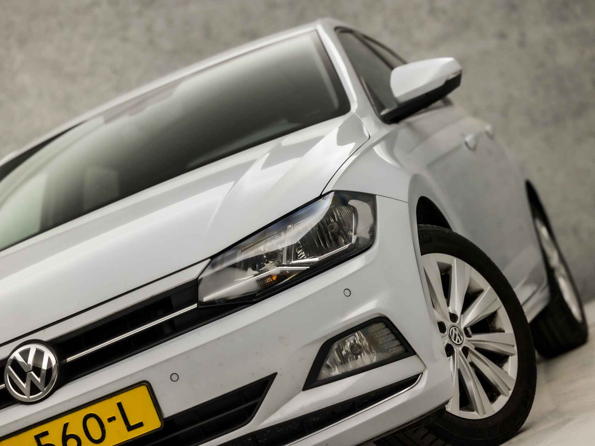 Volkswagen Polo 1.0 TSI Sportline (DIGITAL COCKPIT, APPLE CARPLAY, LEDER, GROOT NAVI, STOELVERWARMING, CLIMATE, SPORTSTOELEN, ADAPTIVE CRUISE, PARKEERSENSOREN, ZWART HEMEL, LM VELGEN, NIEUWE APK, ARMSTEUN, NIEUWSTAAT) - 31/34