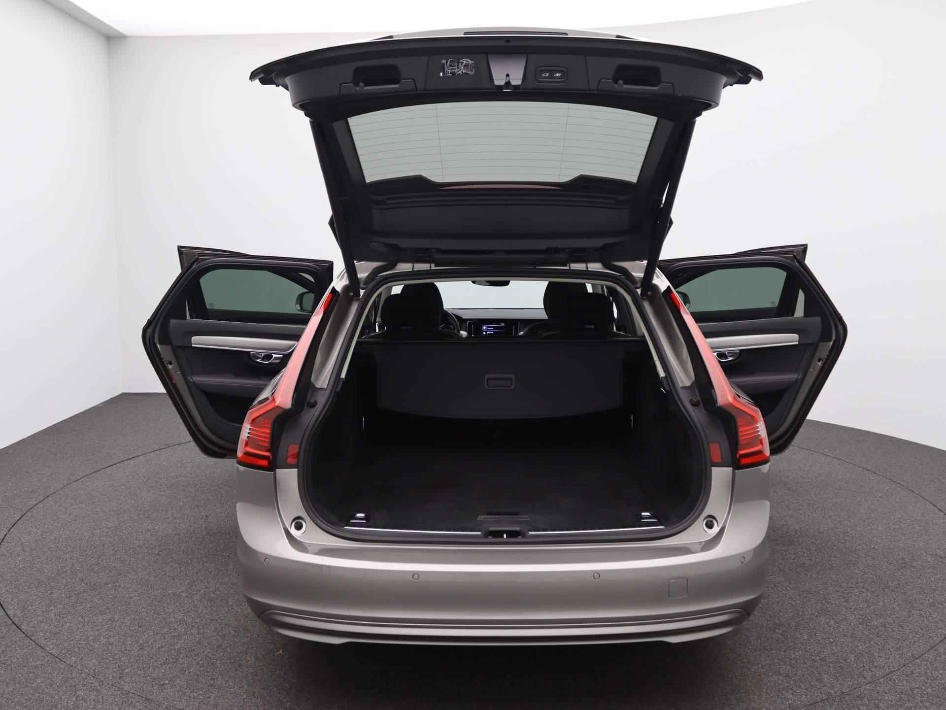 Volvo V90 2.0 B4 Momentum Pro | Leder | Wegklapbare-Trekhaak | Stoel + Stuurverwarming | Adaptive Cruise Control |  360 Camera | Elektrische Achterklep | 18 inch | Dodehoekdetectie | Keyless | - 13/38