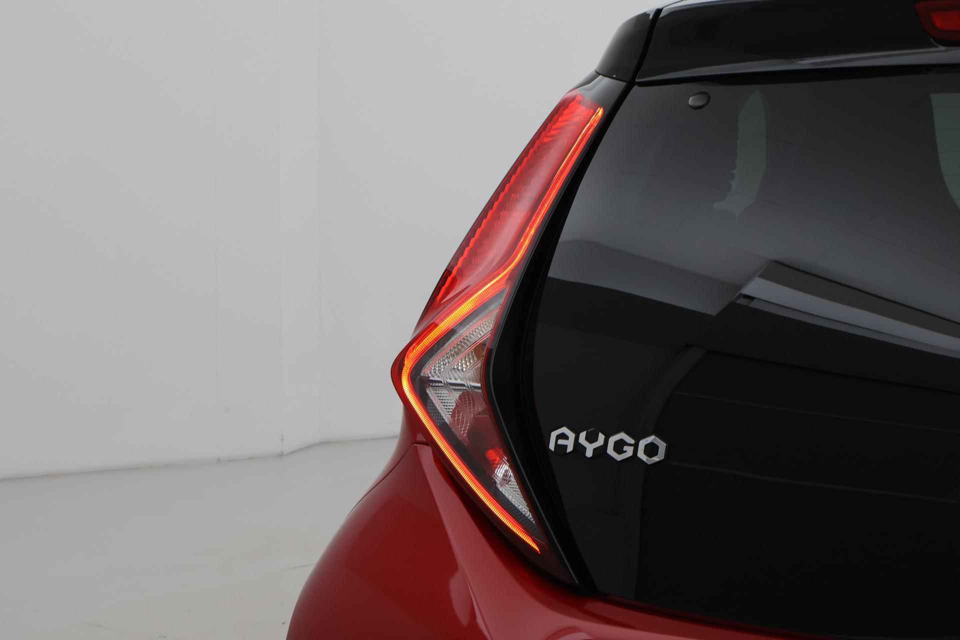 Toyota Aygo 1.0 VVT-i x-clusiv | Apple / Android Auto | Leder - 12/37