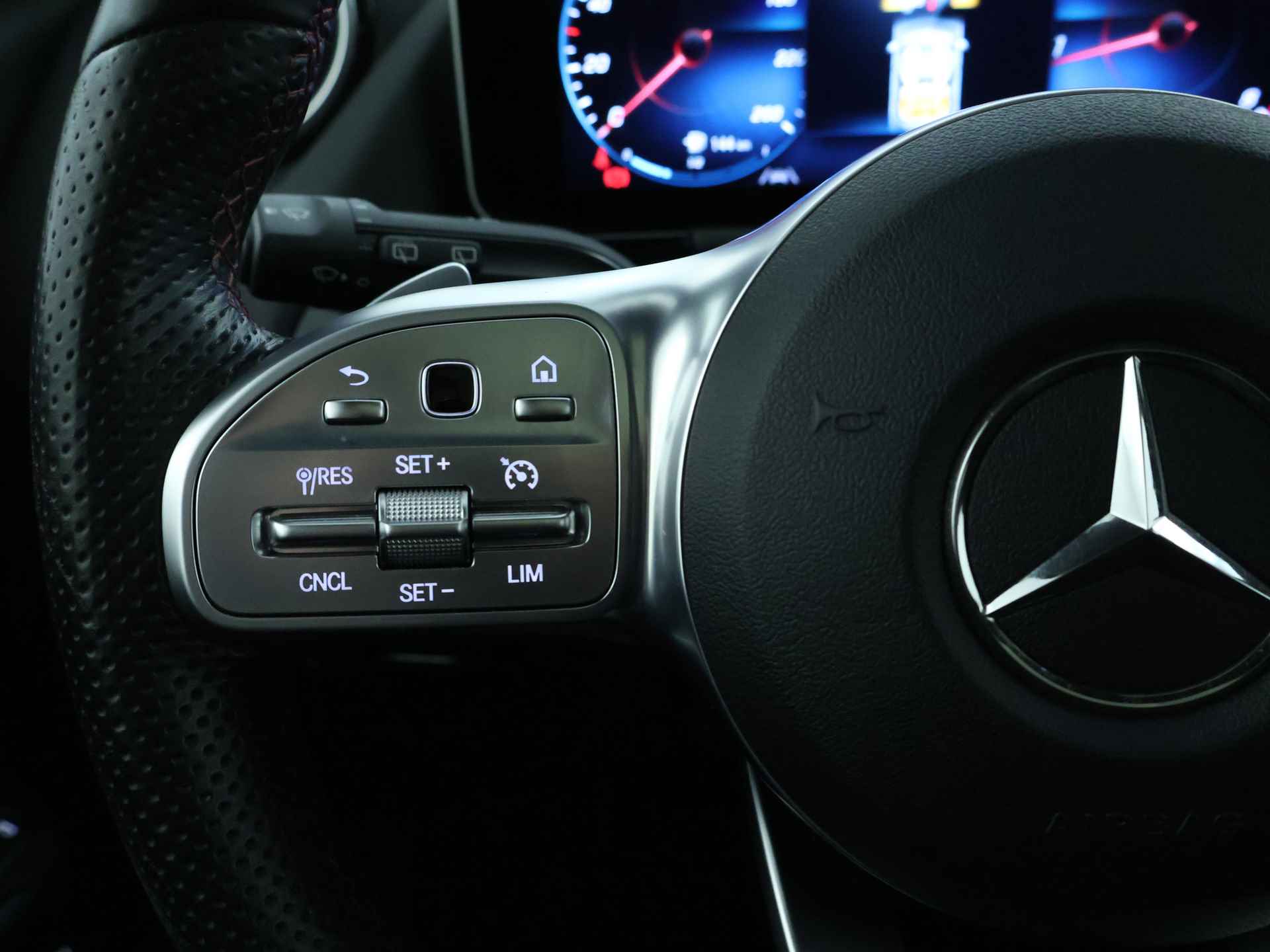 Mercedes-Benz B-Klasse 200 Business Solution AMG Nightpakket | Panoramadak | Stoelverwarming | Augmented Reality | Parkeerpakket met Camera | Car Play | Inclusief 24 maanden MB Certified garantie voor Europa. - 24/49