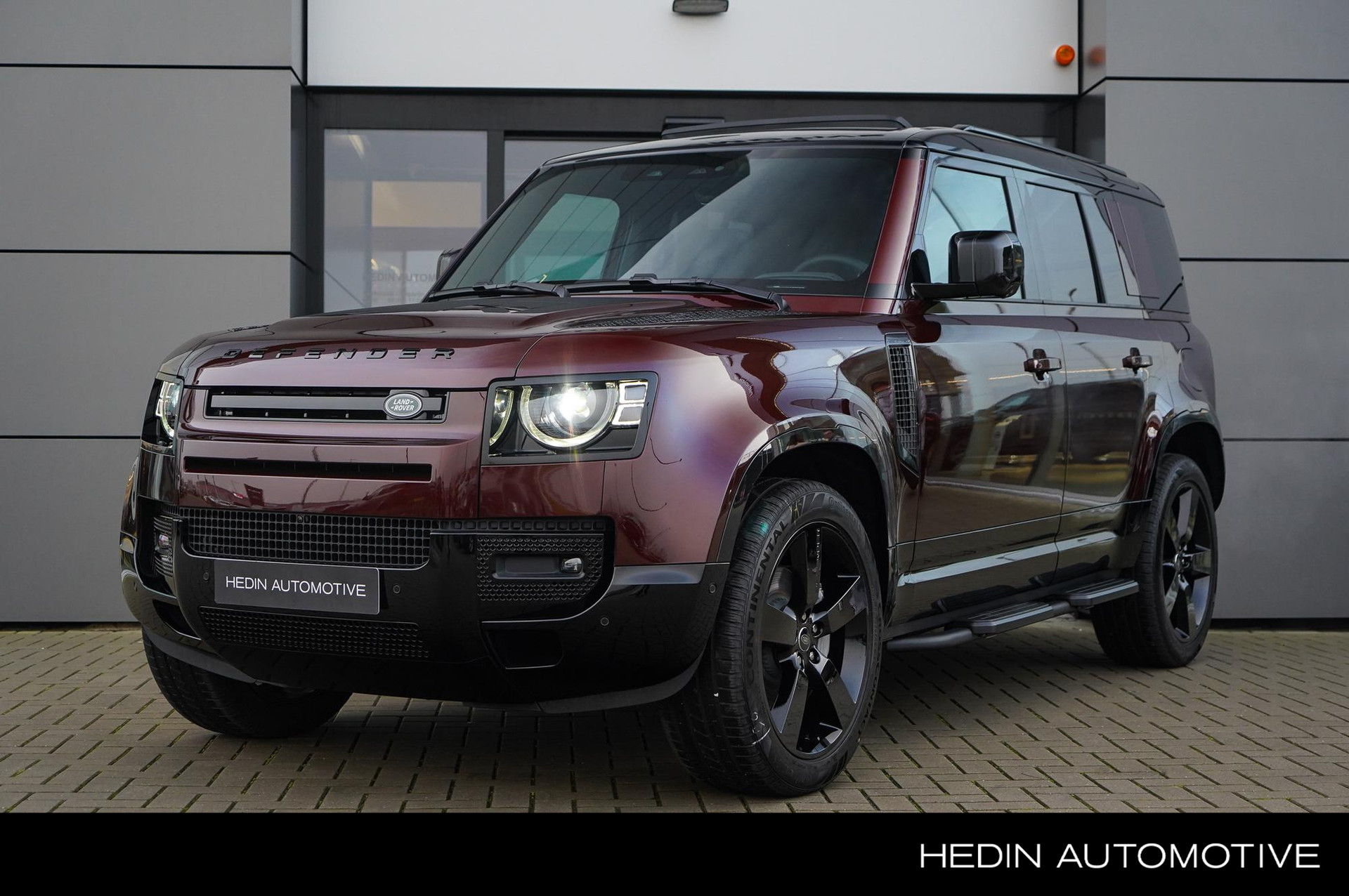 Land Rover Defender 110 2.0 P300e 110 Sedona Edition | Special Limited Edition | 22"Gloss Black | Treeplanken | Elektrische trekhaak |