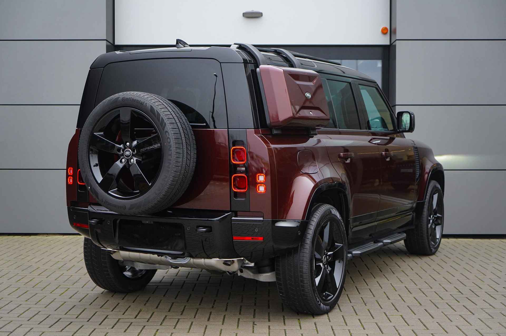 Land Rover Defender 110 2.0 P300e 110 Sedona Edition | Special Limited Edition | 22"Gloss Black | Treeplanken | Elektrische trekhaak | - 2/31