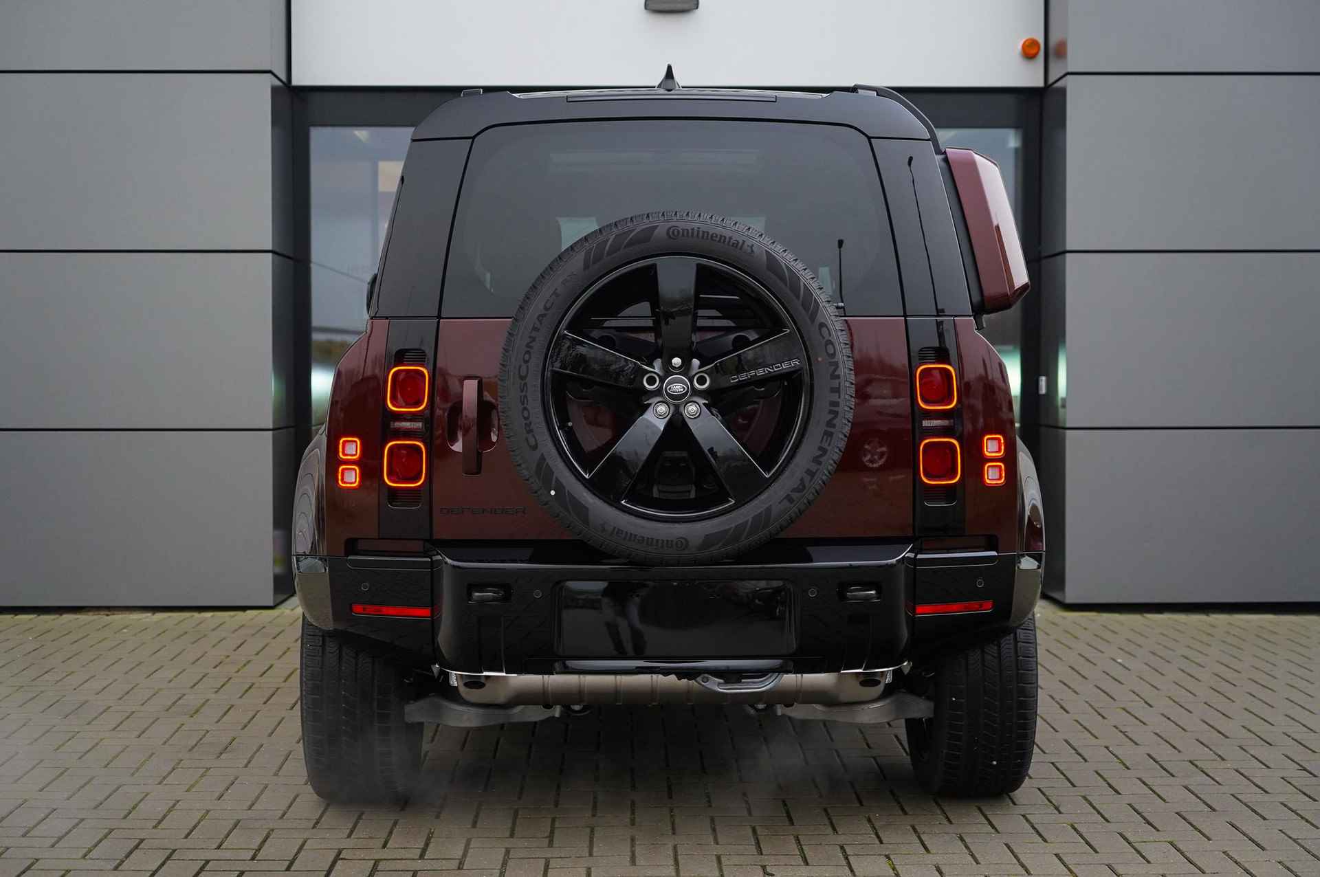 Land Rover Defender 110 2.0 P300e 110 Sedona Edition | Special Limited Edition | 22"Gloss Black | Treeplanken | Elektrische trekhaak | - 8/31