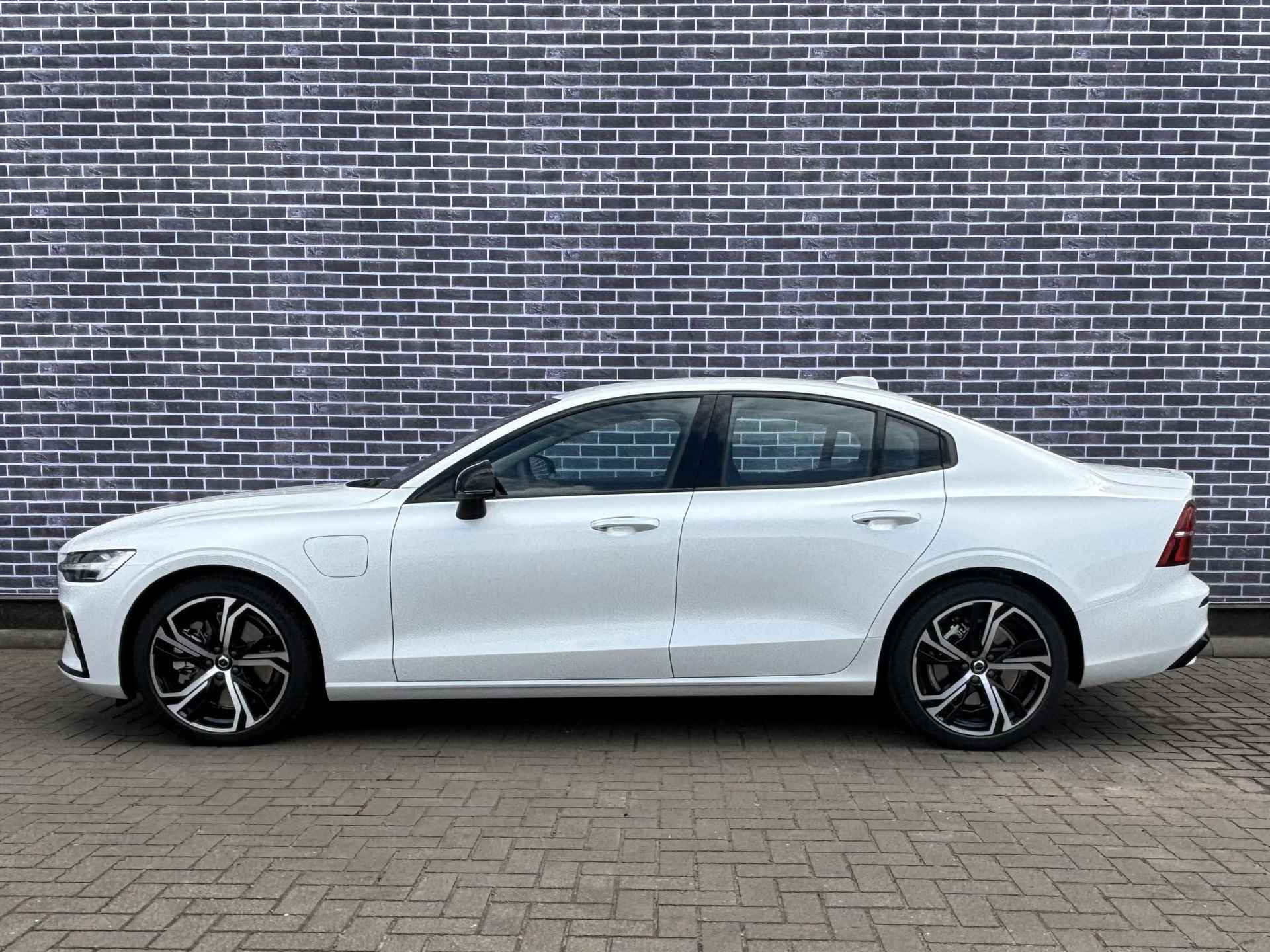 Volvo S60 Recharge T6 AWD Plus Dark Long Range - NIEUW uit voorraad, EXTRA korting! - | 19" LM velgen | Google Maps | BLIS | Adaptive Cruise - 4/28