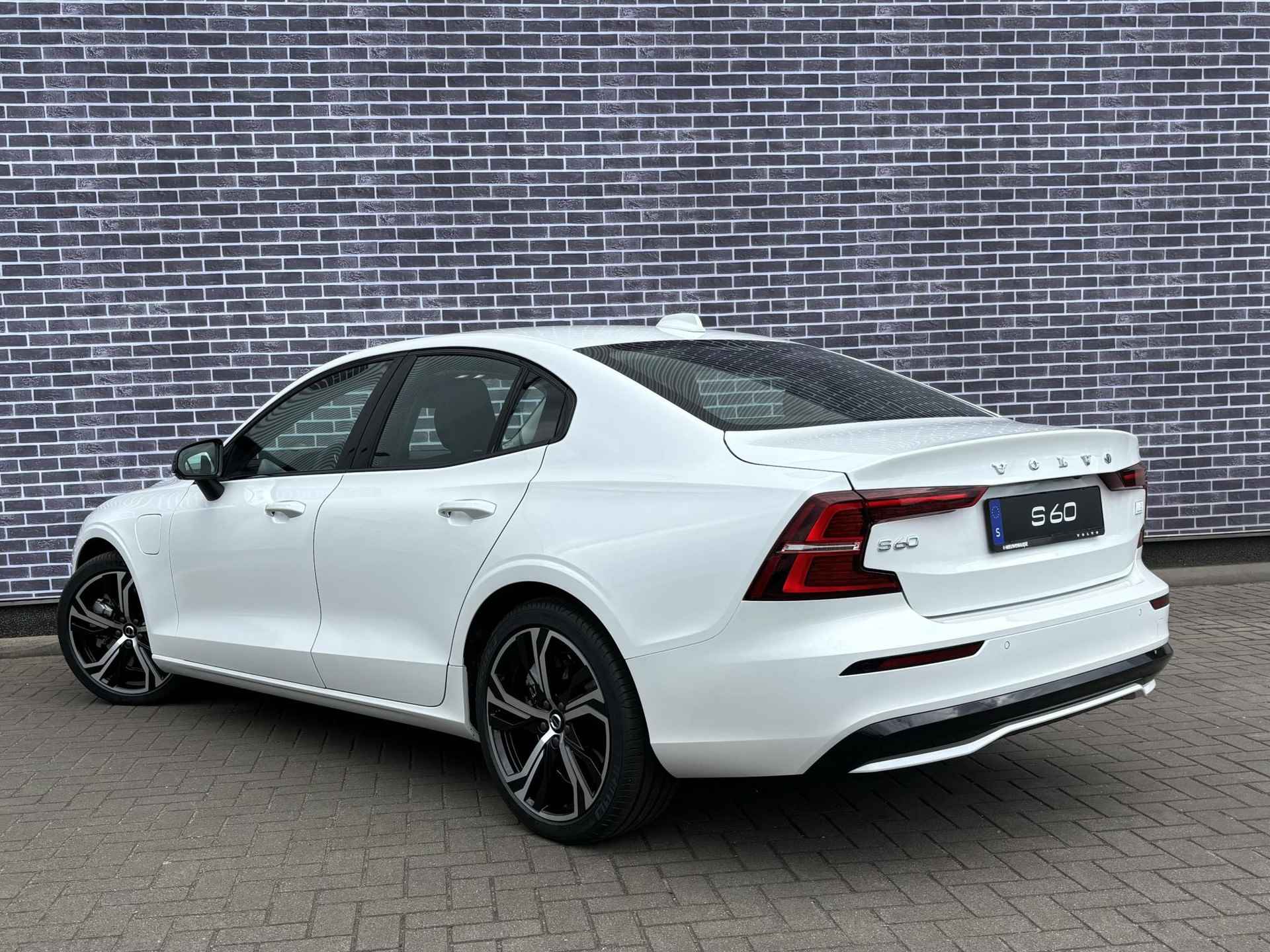 Volvo S60 Recharge T6 AWD Plus Dark Long Range - NIEUW uit voorraad, EXTRA korting! - | 19" LM velgen | Google Maps | BLIS | Adaptive Cruise - 5/28