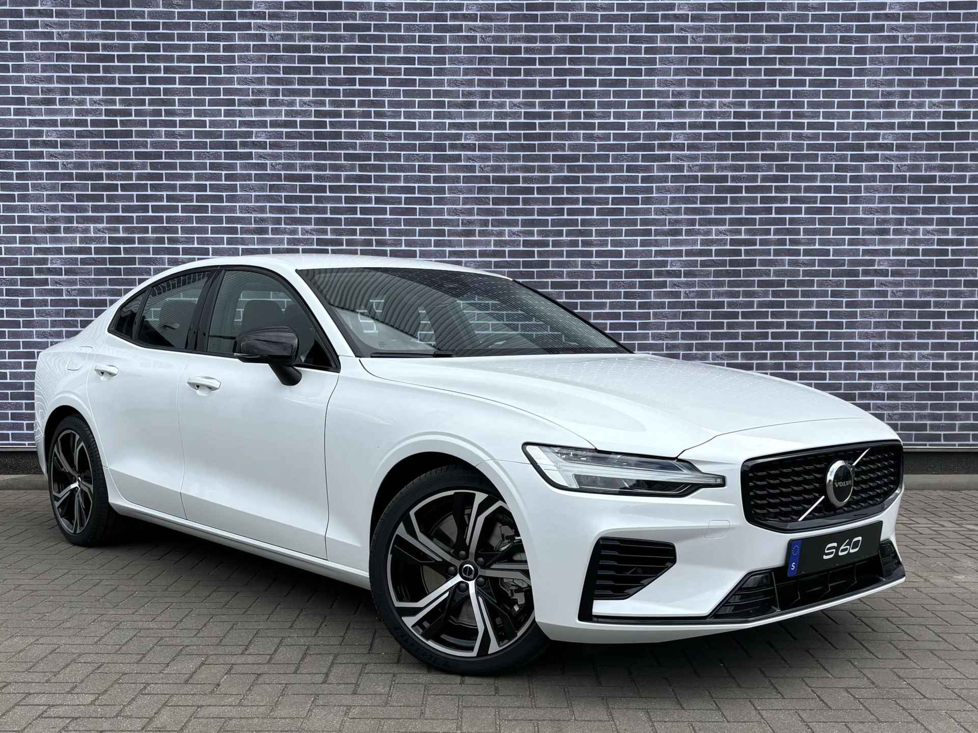 Volvo S60 Recharge T6 AWD Plus Dark Long Range - NIEUW uit voorraad, EXTRA korting! - | 19" LM velgen | Google Maps | BLIS | Adaptive Cruise - 13/28