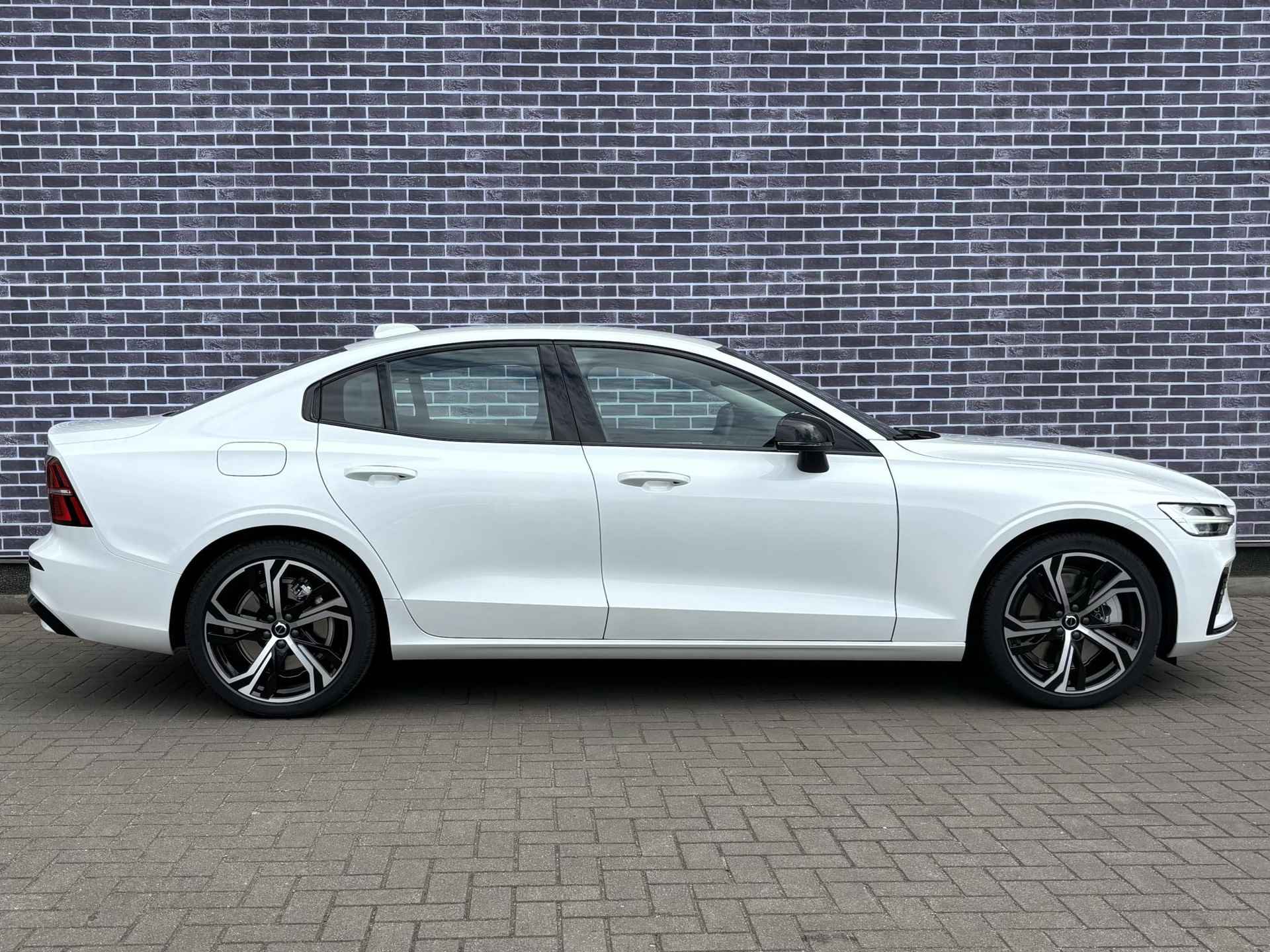 Volvo S60 Recharge T6 AWD Plus Dark Long Range - NIEUW uit voorraad, EXTRA korting! - | 19" LM velgen | Google Maps | BLIS | Adaptive Cruise - 14/28