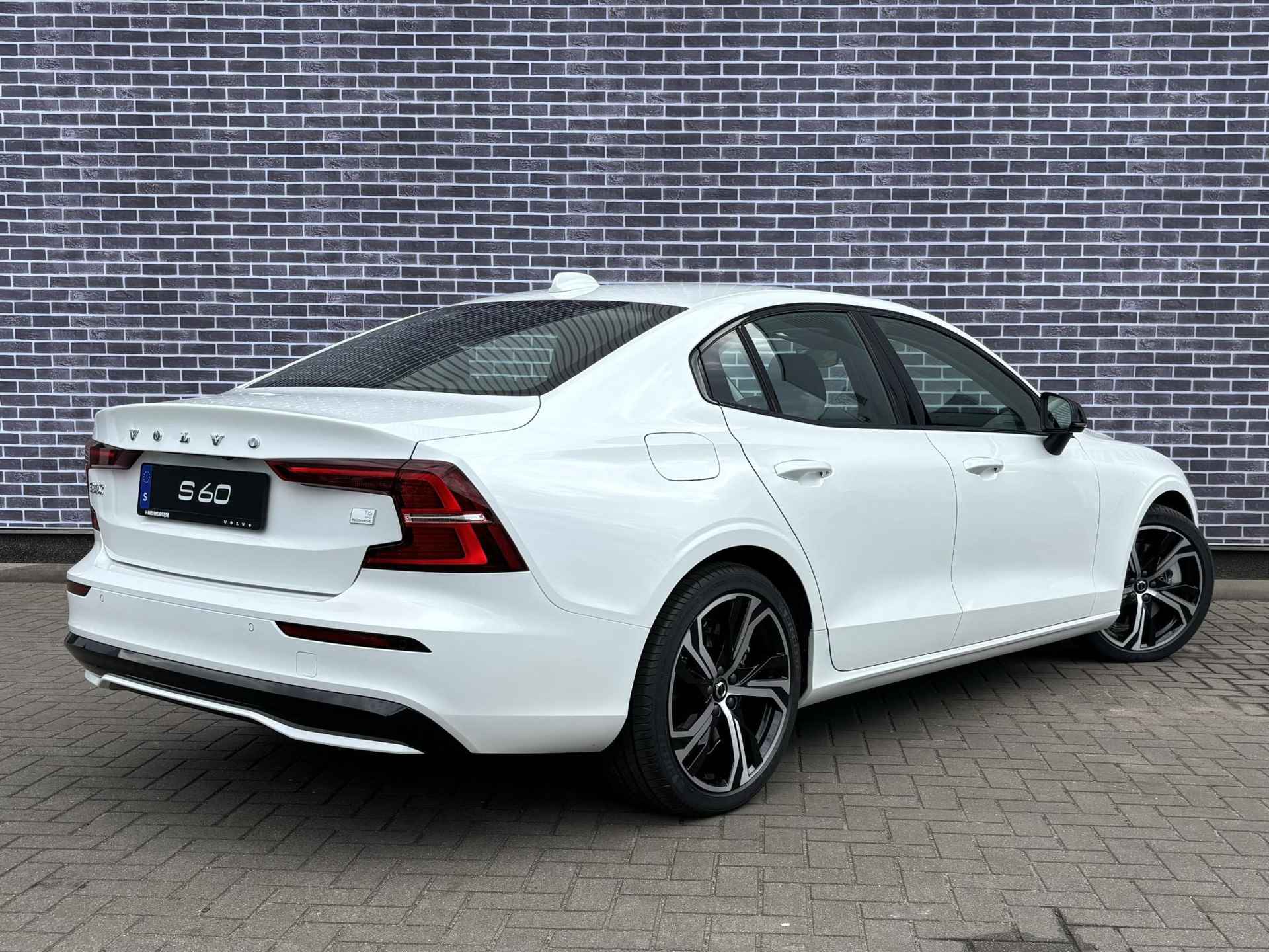 Volvo S60 Recharge T6 AWD Plus Dark Long Range - NIEUW uit voorraad, EXTRA korting! - | 19" LM velgen | Google Maps | BLIS | Adaptive Cruise - 15/28