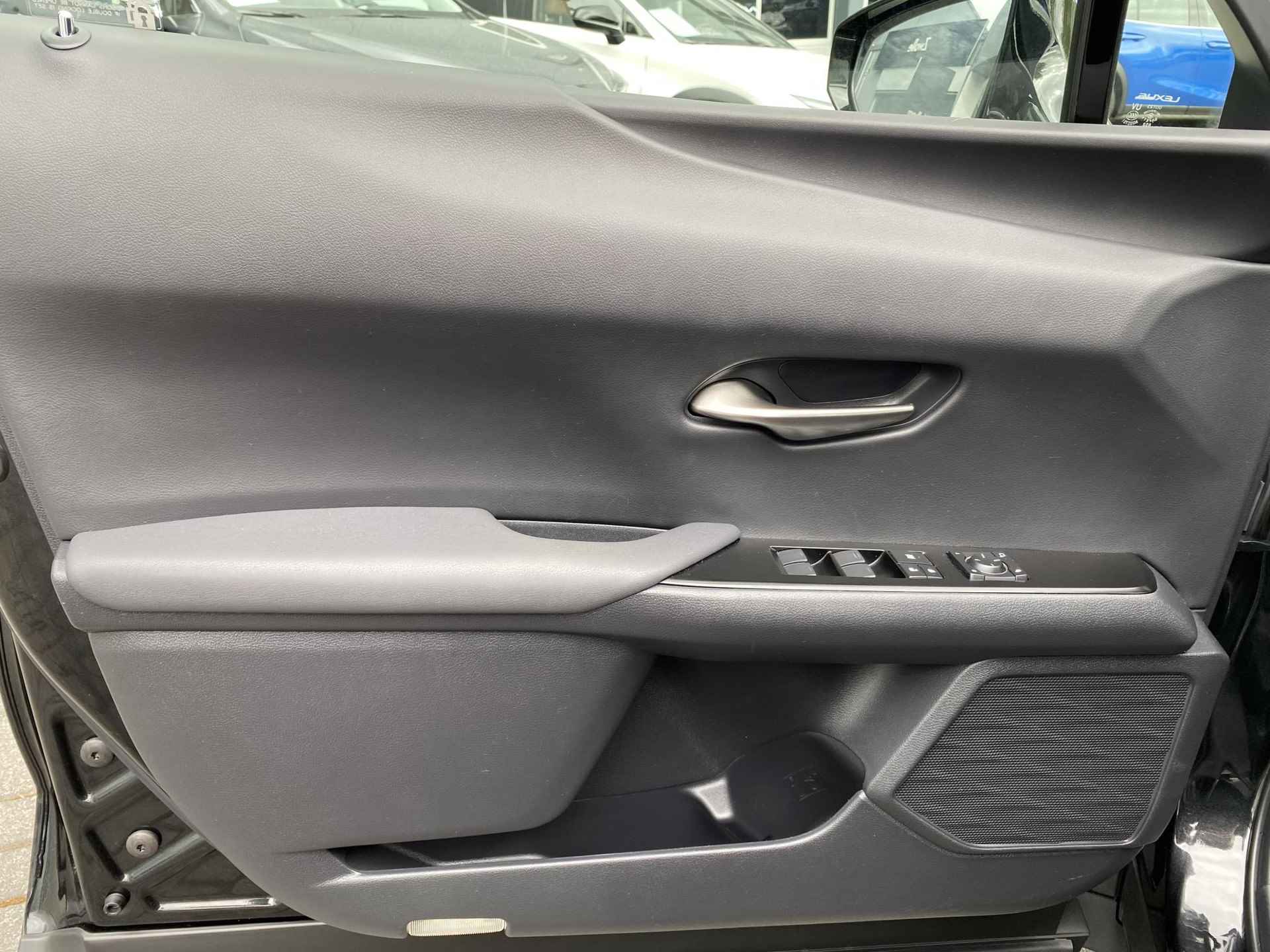 Lexus UX 250h Luxury Line LEDER STOELVERW CAMERA NAVI KEYLESS DODEHOEKDETECTIE PARK-SENSOREN APPLE/ANDROID - 17/37