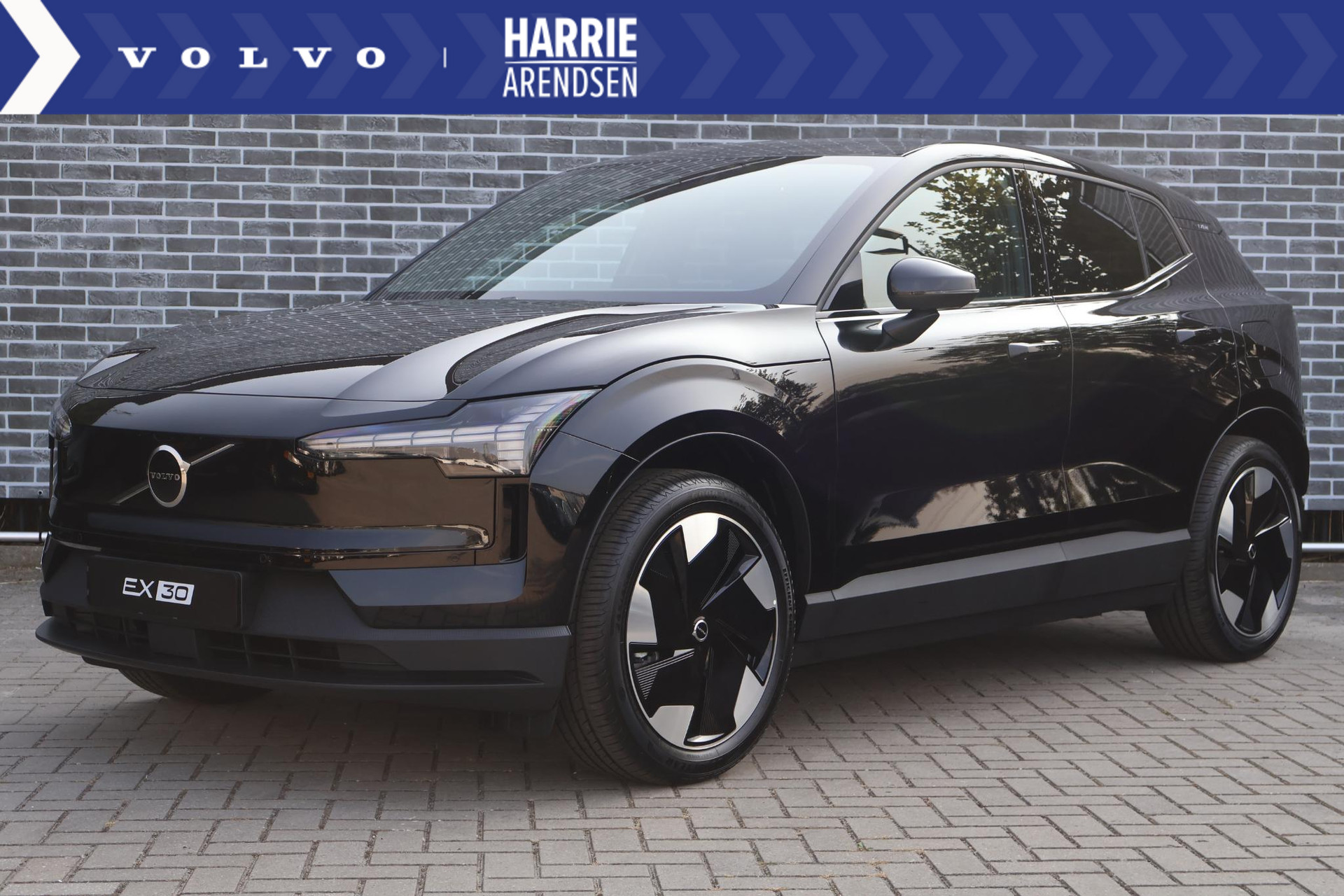 Volvo EX30 Single Motor Extended Range Plus 69 kWh | Extra getint glas | Adaptieve cruise control | Stoelverwarming + Stuurverwarming | Dodehoek detectie | achteruitrijcamera | Dak in Contrastkleur |