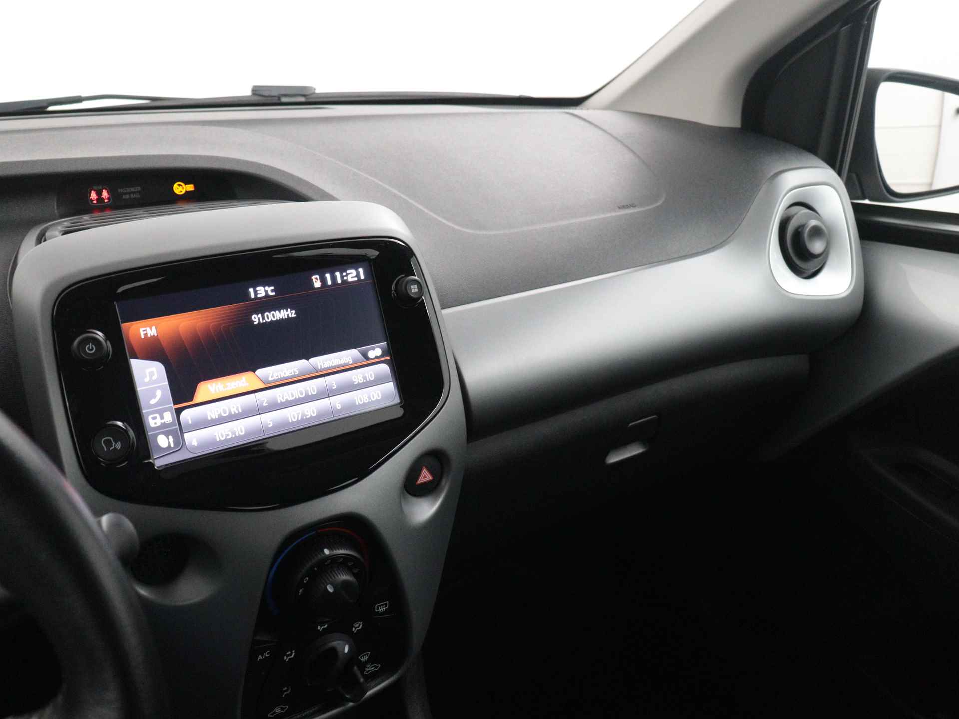 Toyota Aygo 1.0 VVT-i x-play | Achteruitrijcamera | Achterbank in delen neerklapbaar | Apple Carplay / Android Auto | - 8/37