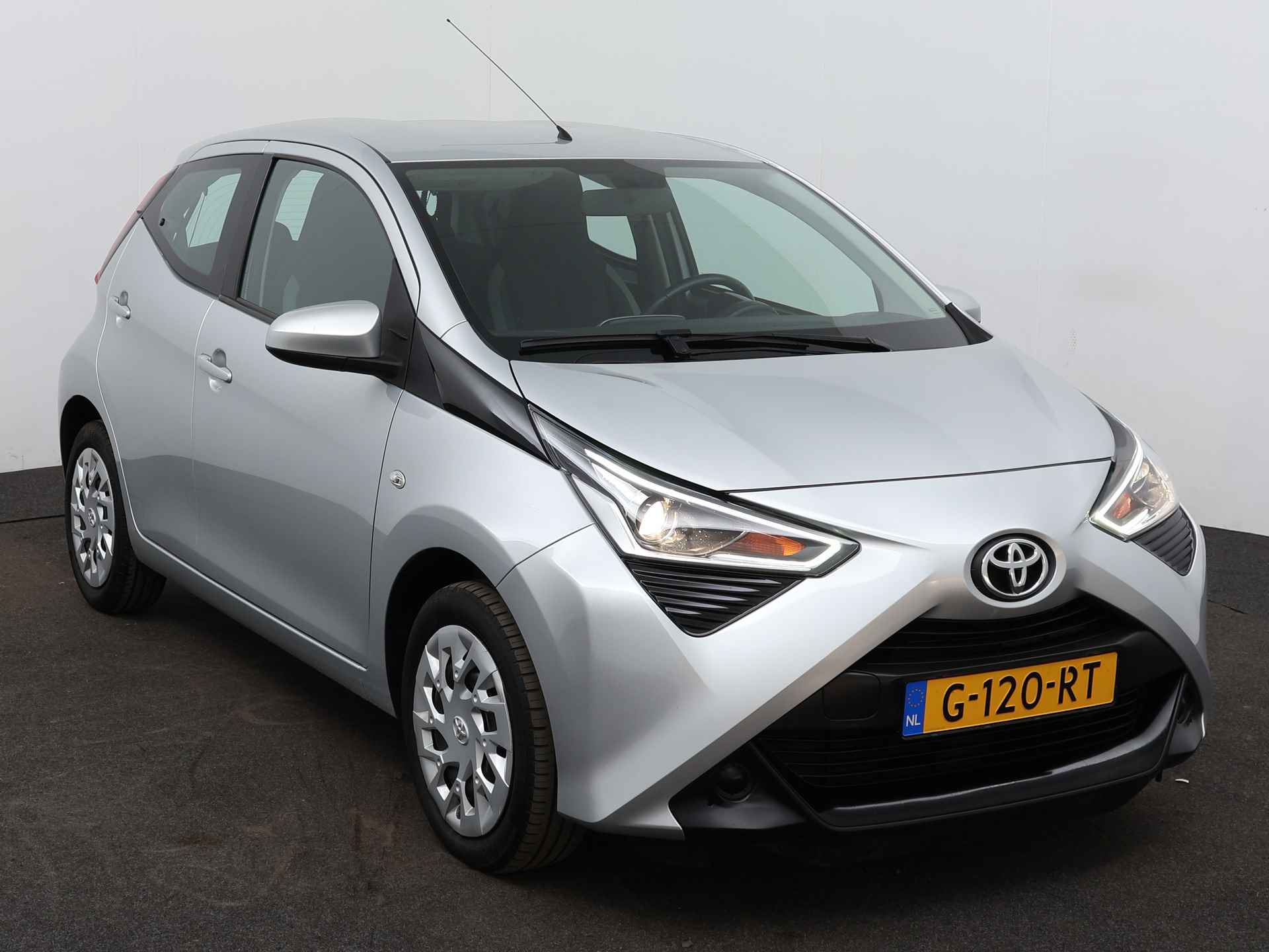 Toyota Aygo 1.0 VVT-i x-play | Achteruitrijcamera | Achterbank in delen neerklapbaar | Apple Carplay / Android Auto | - 26/37