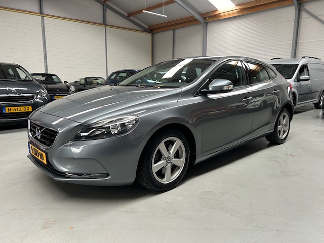 Volvo V40 1.6 T2 120PK Kinetic | Navigatie | Trekhaak | Airco | All season banden | Cruise control | NAP | Rijklaar prijs!