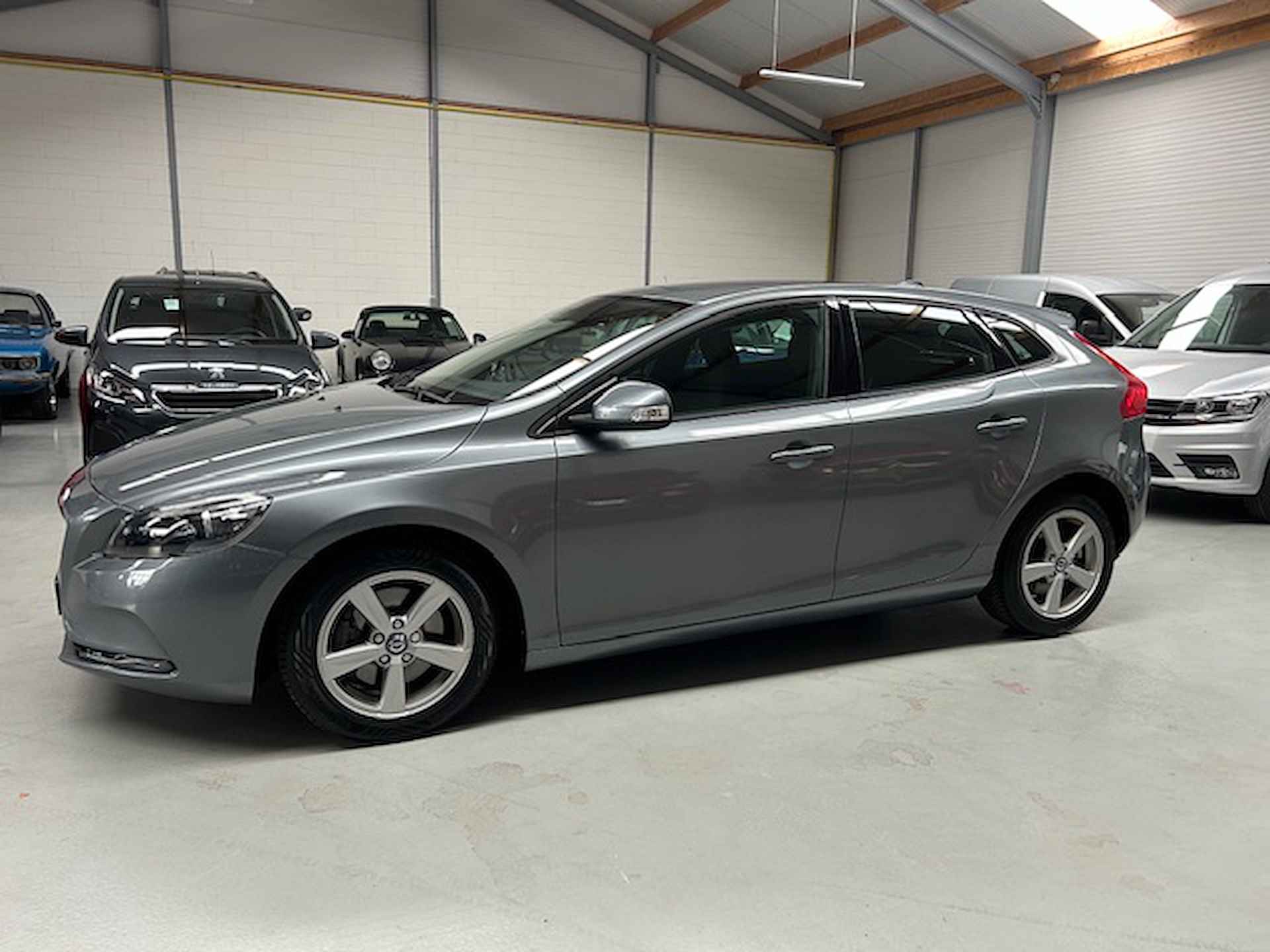 Volvo V40 1.6 T2 120PK Kinetic | Navigatie | Trekhaak | Airco | All season banden | Cruise control | NAP | Rijklaar prijs! - 5/21