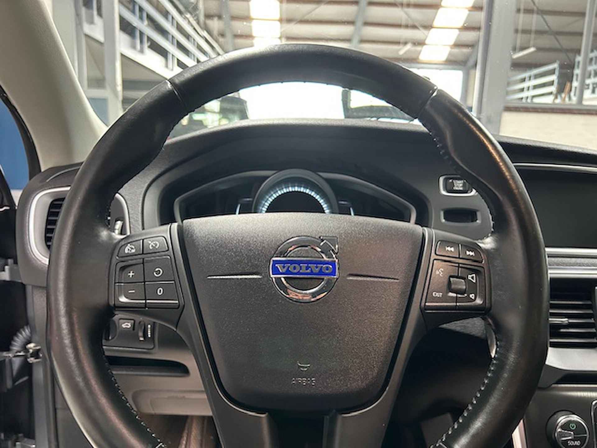 Volvo V40 1.6 T2 120PK Kinetic | Navigatie | Trekhaak | Airco | All season banden | Cruise control | NAP | Rijklaar prijs! - 16/21