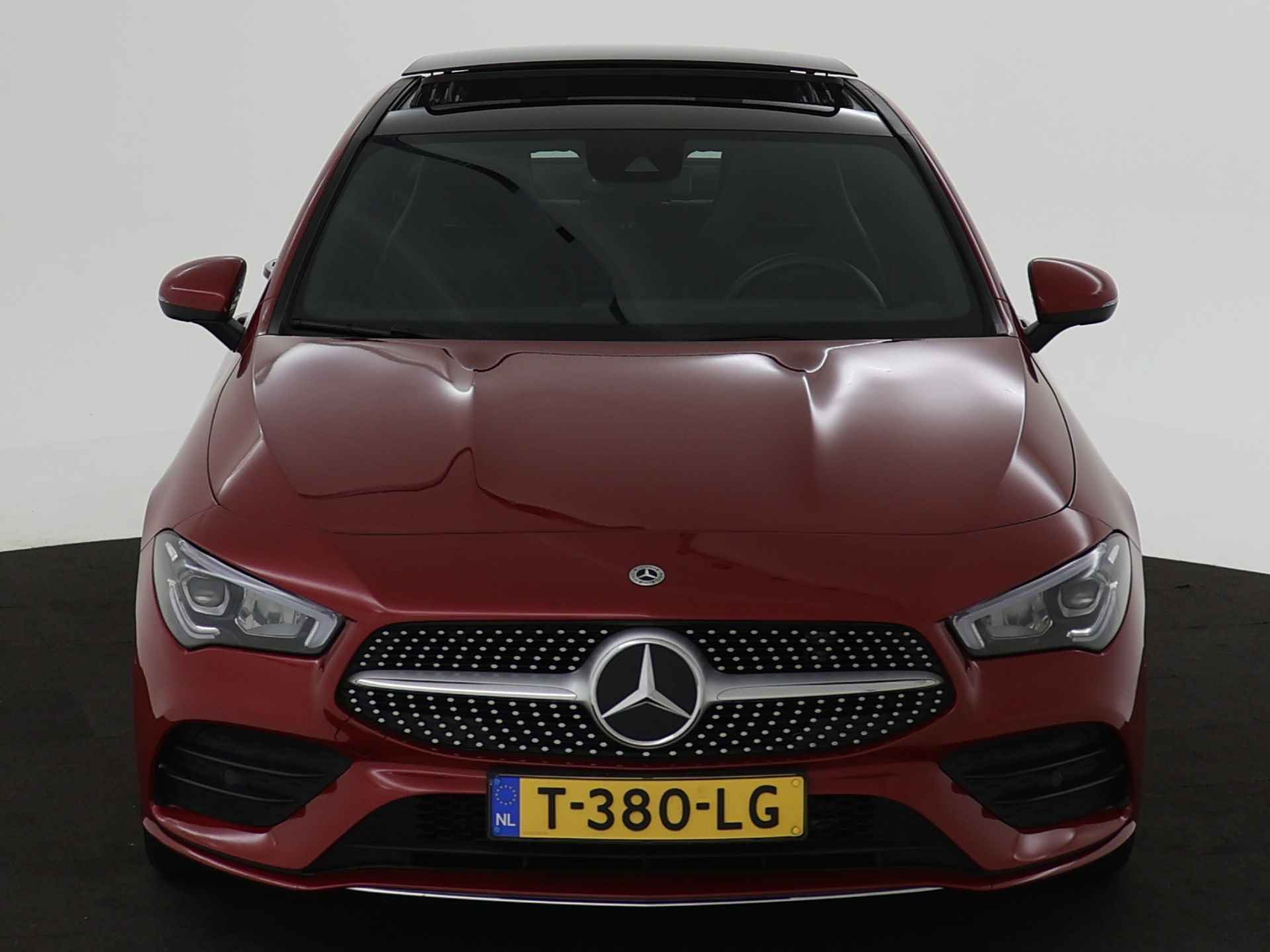 Mercedes-Benz CLA-Klasse 200 AMG Line | Panorama Schuif-Kanteldak | AMG Styling | 19 Inch AMG Velgen | Sfeerverlichting. | Inclusief 24 maanden MB Certified garantie voor Europa. - 28/44