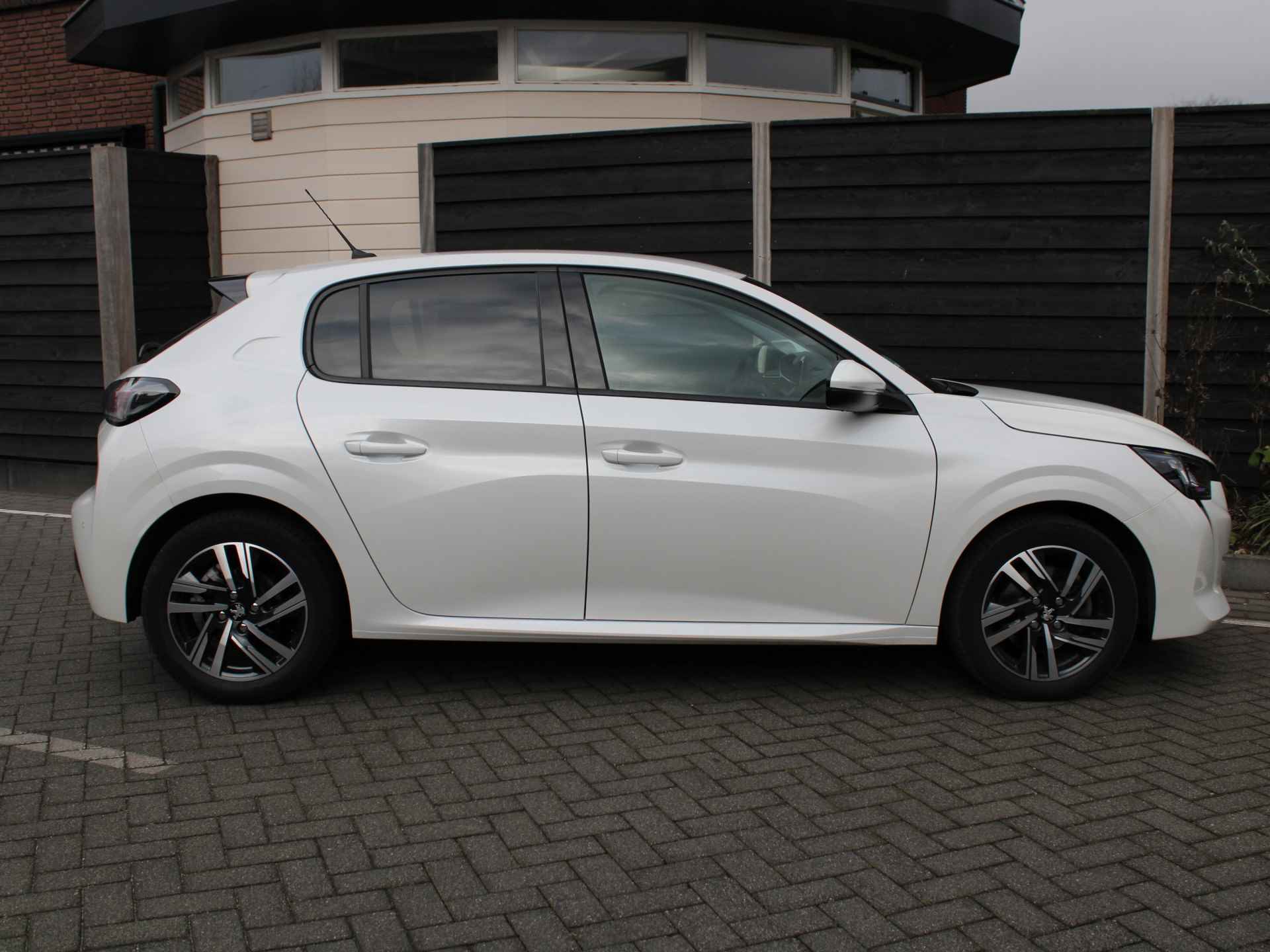 Peugeot 208 1.2 PureTech 100PK Allure Pack Navigatie, Keyless Entry, Adaptieve Cruise Control, Camera achter, Parkeerhulp achter - 10/45