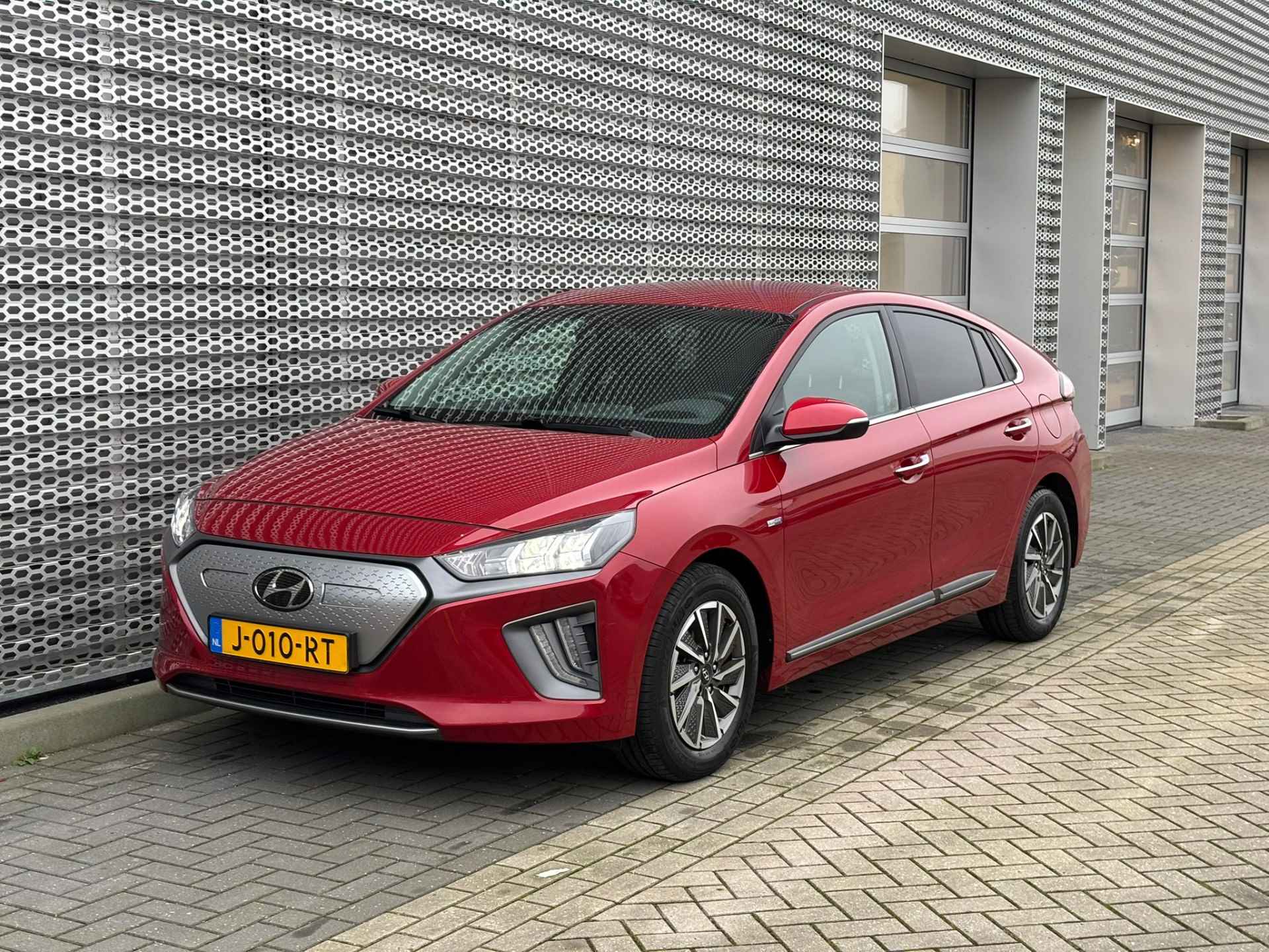 Hyundai IONIQ Comfort EV 38 kWh / Warmtepomp / Achteruitrijcamera / Stoelverwarming / LED / Keyless Entry-Start P4 - 5/32