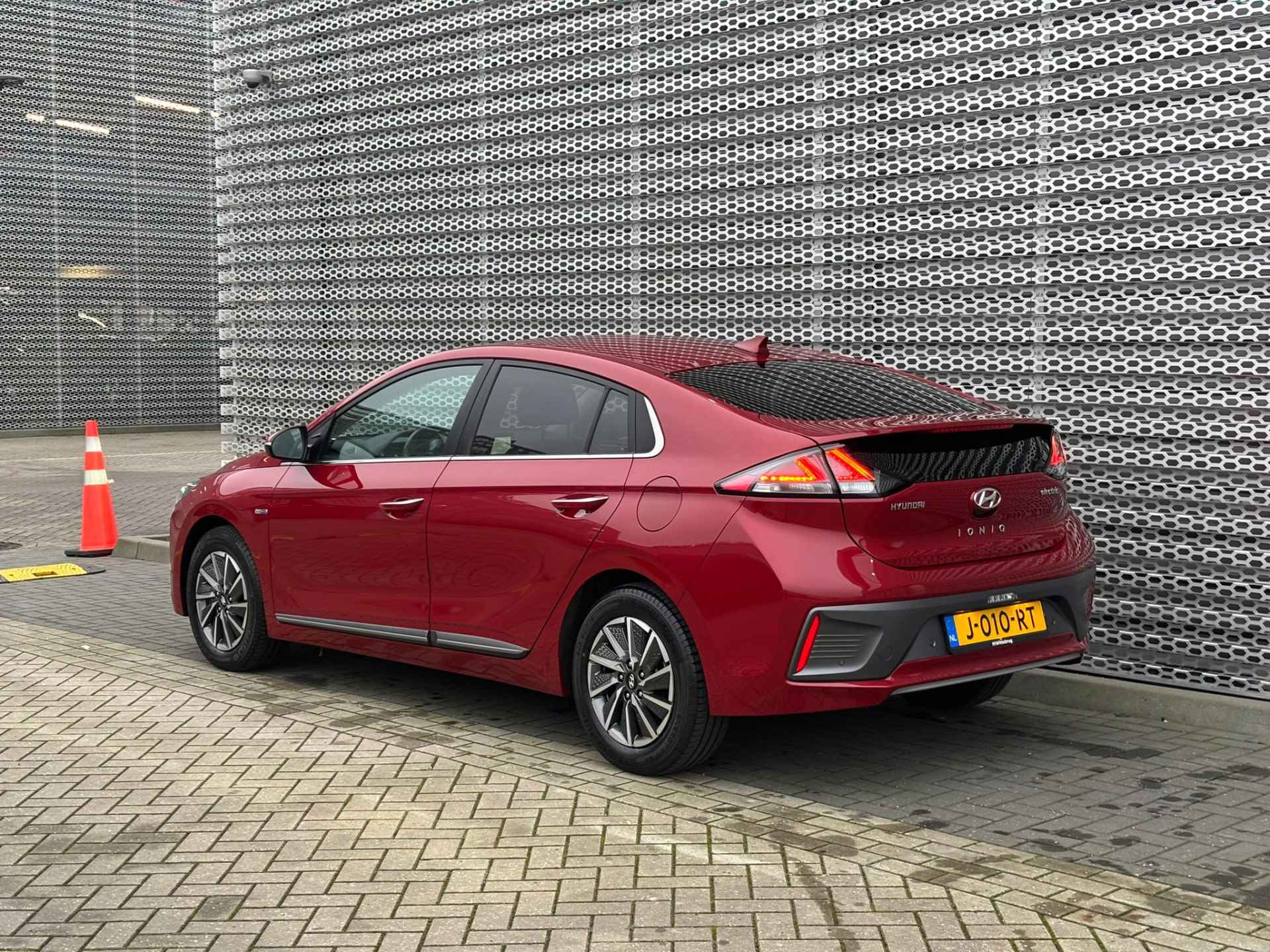 Hyundai IONIQ Comfort EV 38 kWh / Warmtepomp / Achteruitrijcamera / Stoelverwarming / LED / Keyless Entry-Start P4 - 7/32