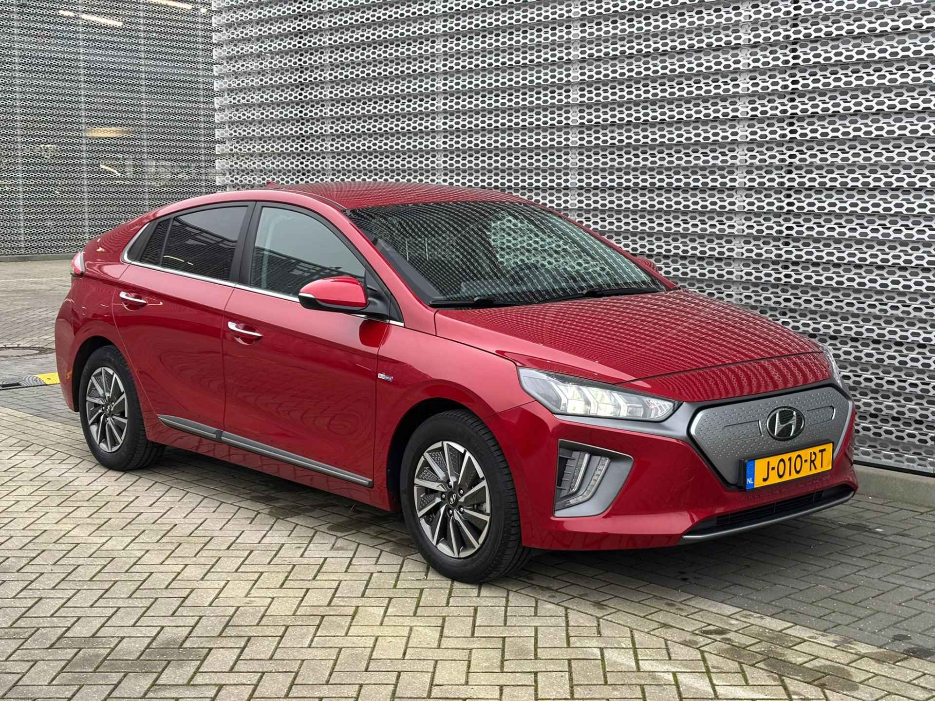 Hyundai IONIQ Comfort EV 38 kWh / Warmtepomp / Achteruitrijcamera / Stoelverwarming / LED / Keyless Entry-Start P4 - 27/32