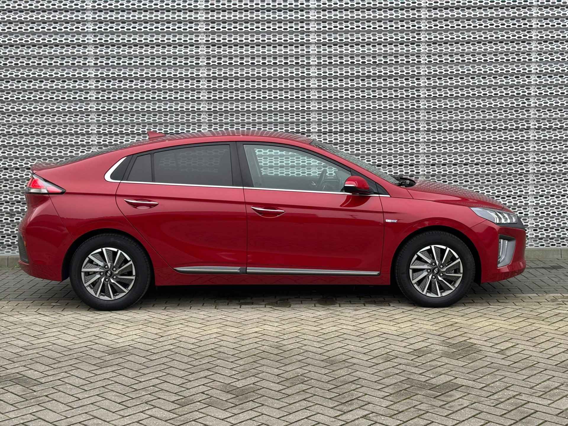 Hyundai IONIQ Comfort EV 38 kWh / Warmtepomp / Achteruitrijcamera / Stoelverwarming / LED / Keyless Entry-Start P4 - 28/32