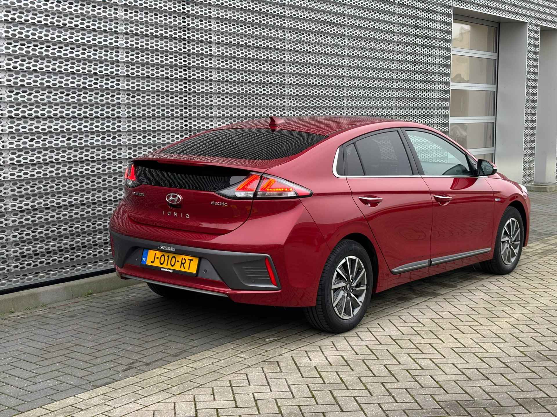 Hyundai IONIQ Comfort EV 38 kWh / Warmtepomp / Achteruitrijcamera / Stoelverwarming / LED / Keyless Entry-Start P4 - 29/32