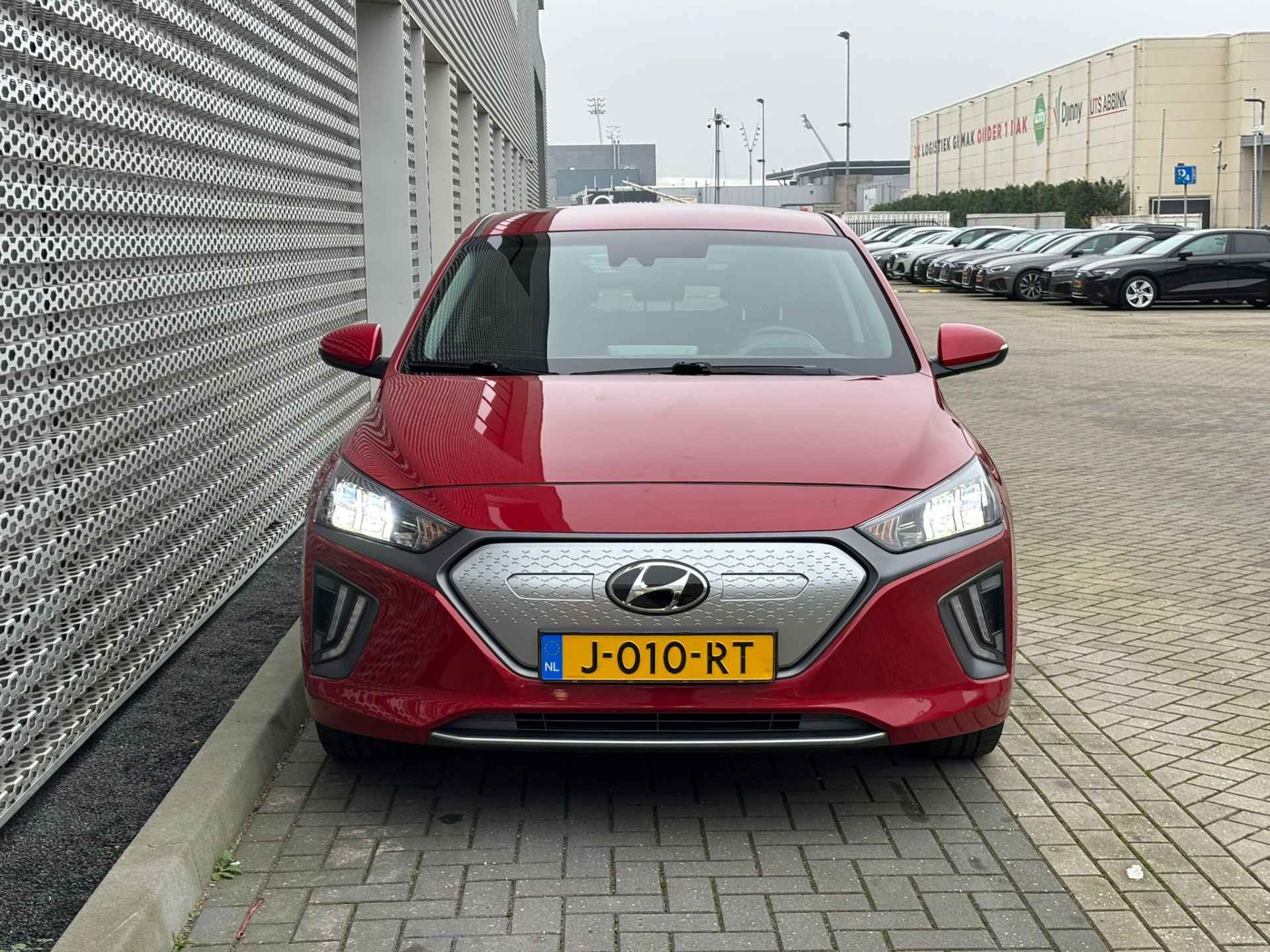 Hyundai IONIQ Comfort EV 38 kWh / Warmtepomp / Achteruitrijcamera / Stoelverwarming / LED / Keyless Entry-Start P4 - 31/32