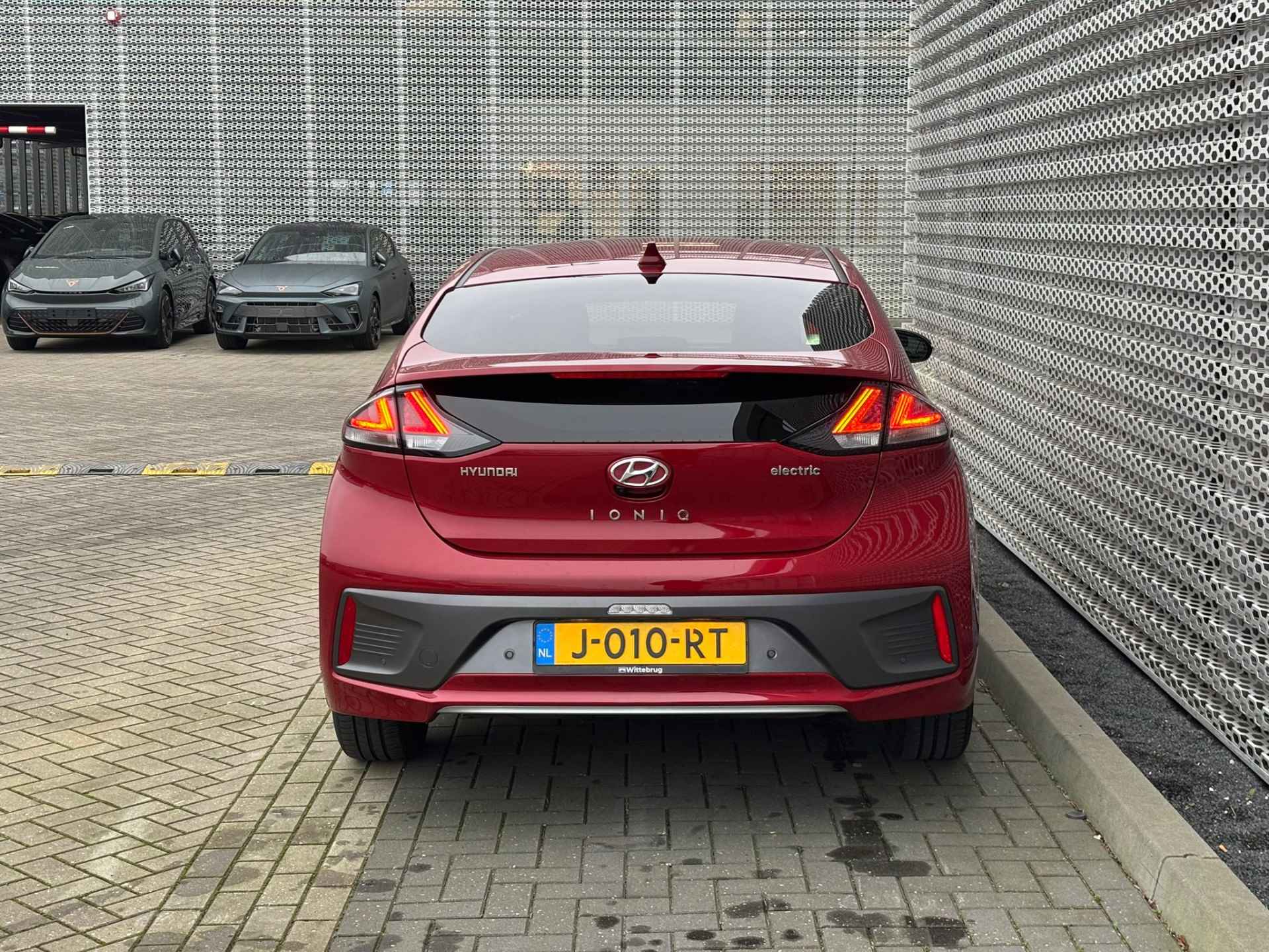 Hyundai IONIQ Comfort EV 38 kWh / Warmtepomp / Achteruitrijcamera / Stoelverwarming / LED / Keyless Entry-Start P4 - 32/32