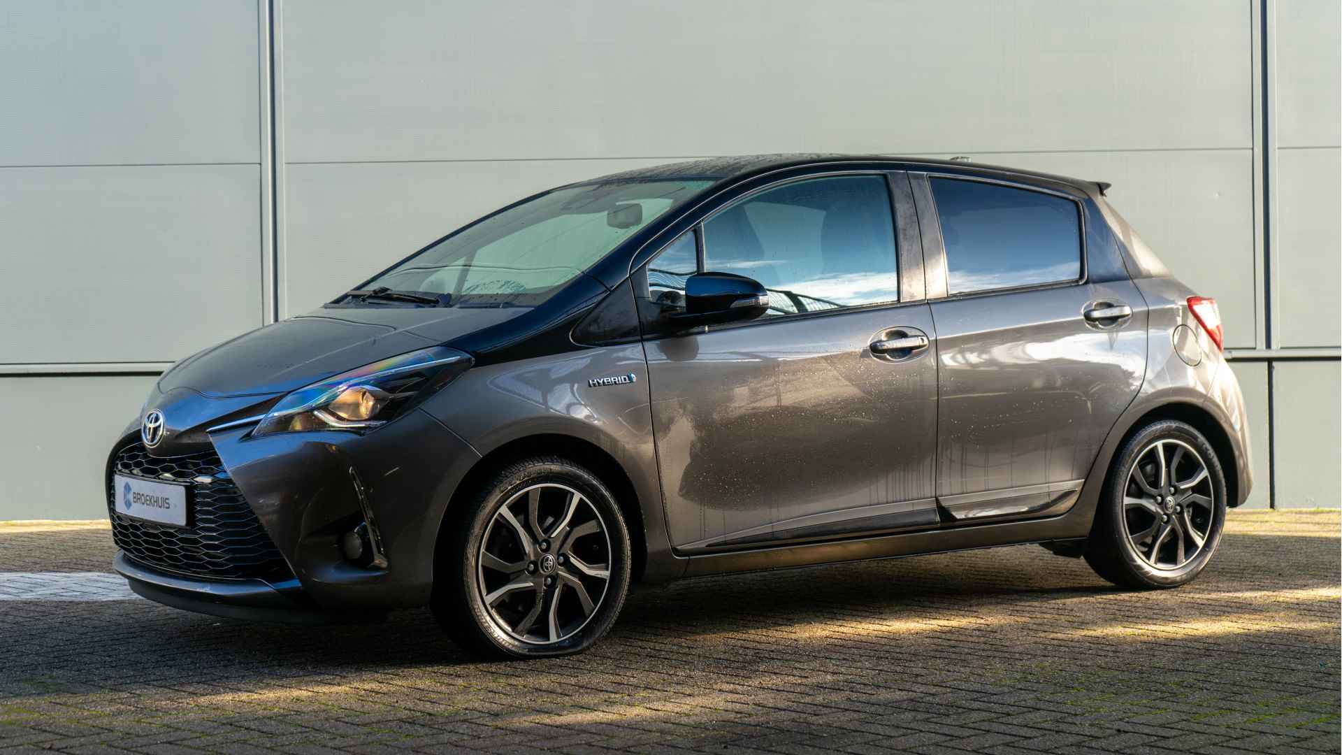 Toyota Yaris 1.5 Hybrid Bi-Tone Plus | Achteruitrijcamera, Cruise controle, Climate controle, Keyless start, Lichtmetalenvelgen - 1/25