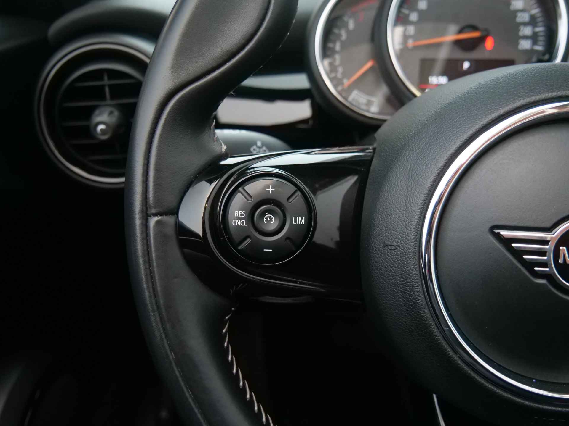 MINI Cabrio 1.5 Cooper Chili 136 Pk Automaat Navigatie / DAB / Apple Carplay / Parkeersensoren - 25/39