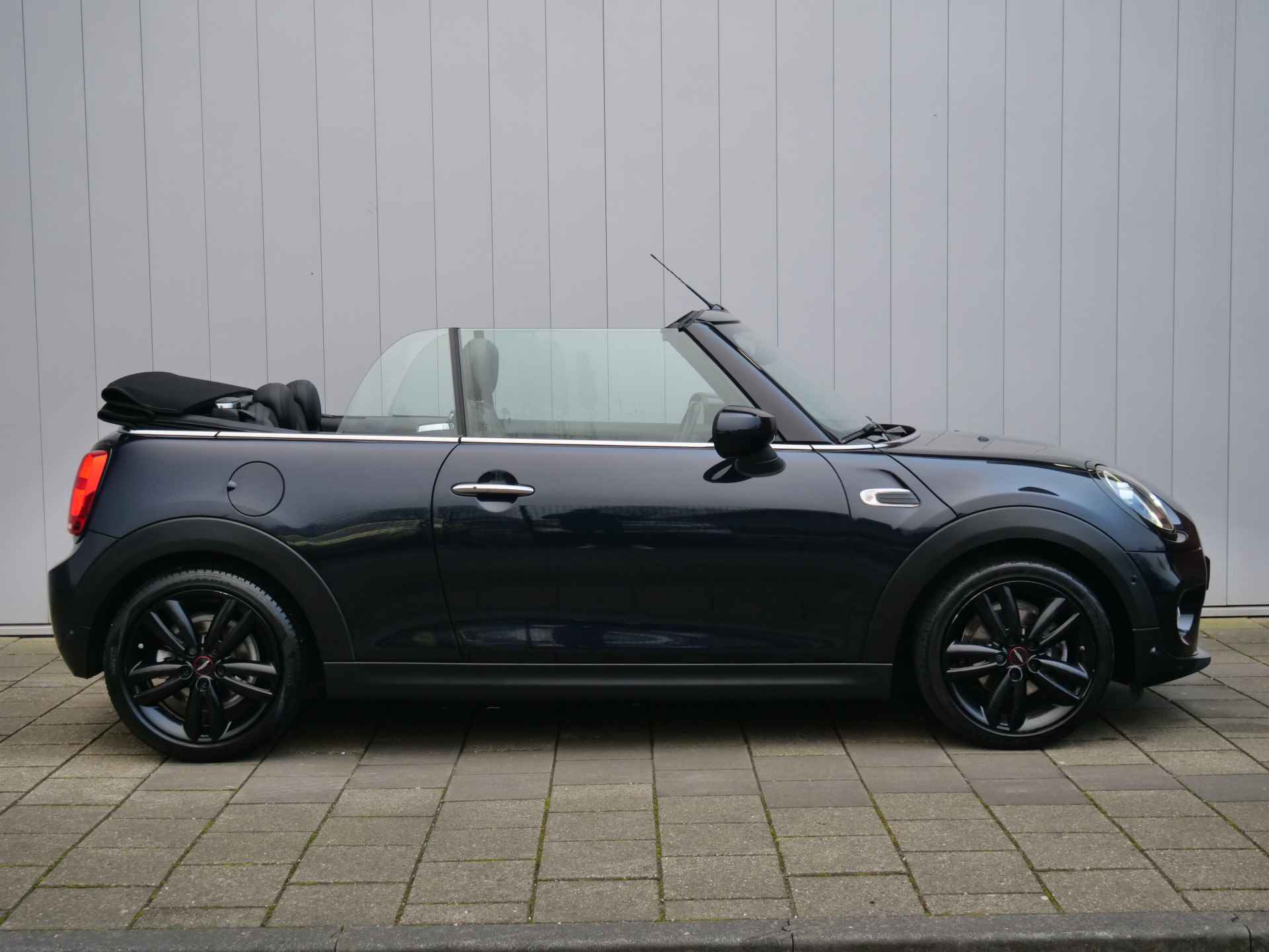 MINI Cabrio 1.5 Cooper Chili 136 Pk Automaat Navigatie / DAB / Apple Carplay / Parkeersensoren - 3/39