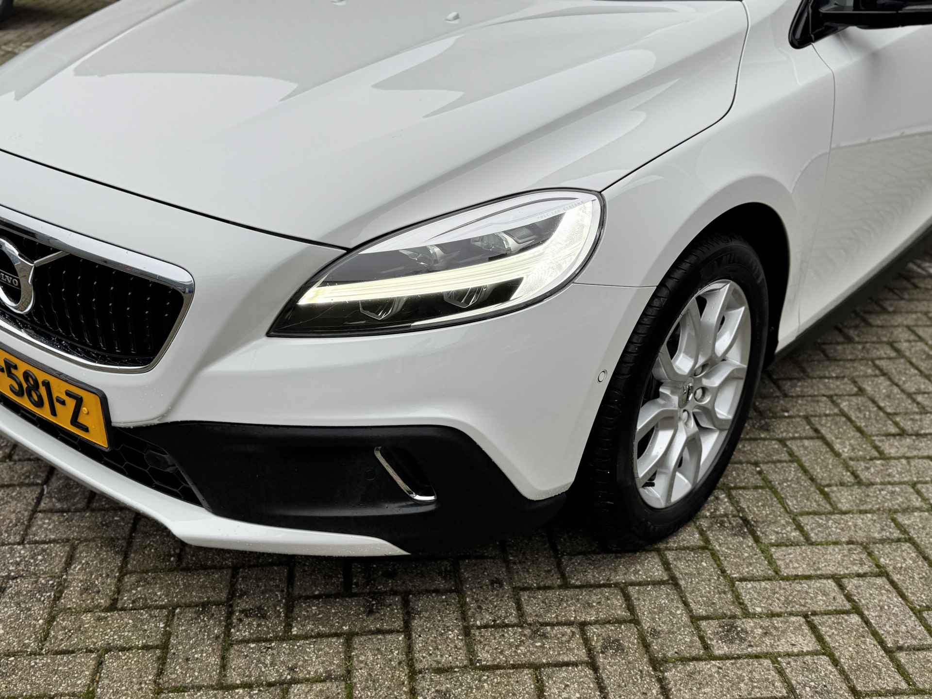 Volvo V40 Cross Country 1.5 T3 Automaat Polar+ Luxury Panoramadak | Camera | Standkachel - 6/25