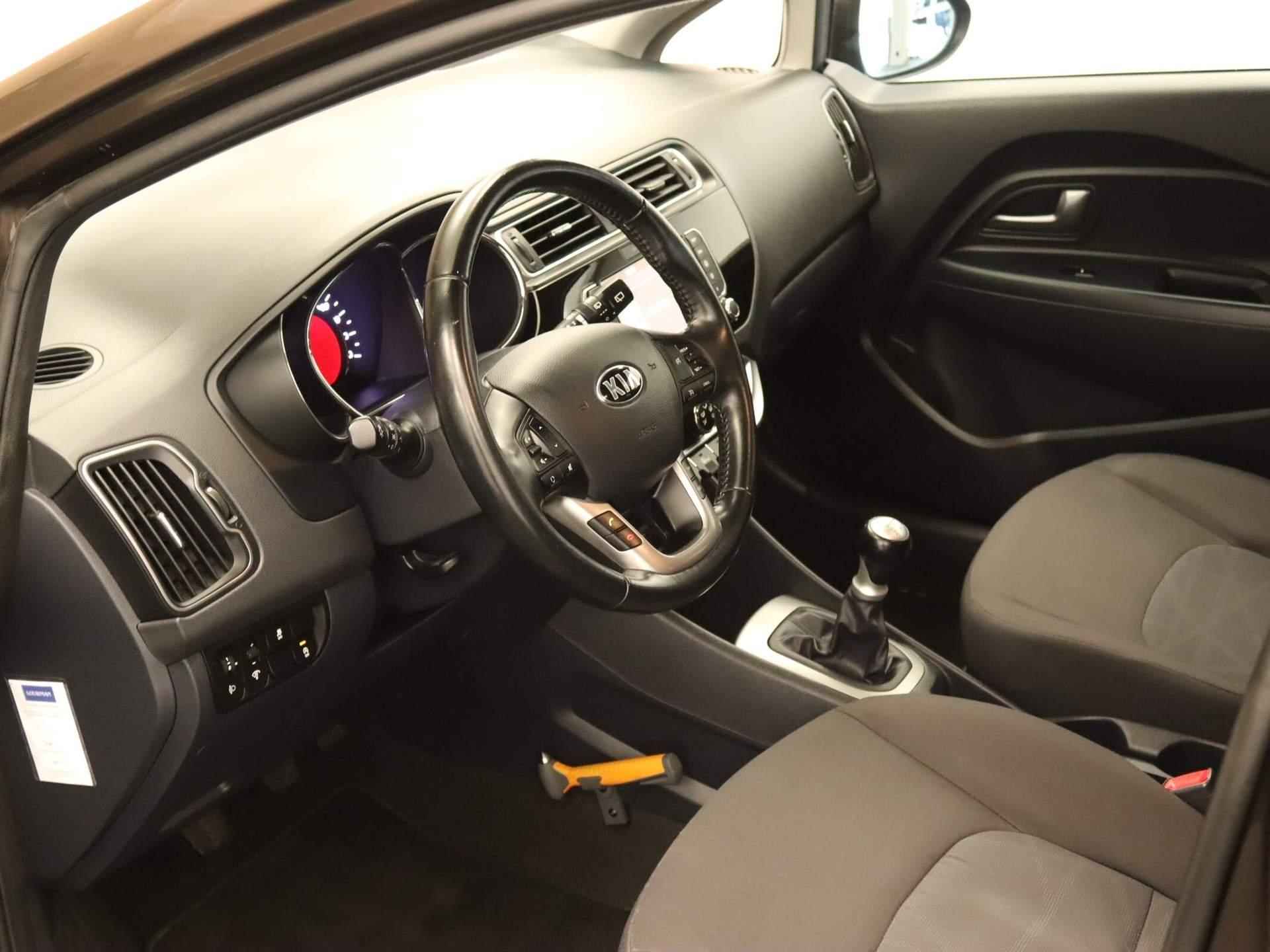 Kia Rio 1.2 CVVT ComfortPlusLine Navigator - ORIGINEEL NEDERLANDSE AUTO - AFNEEMBARE TREKHAAK - TREKGEWICHT 900 KG - CRUISE CONTROL - NAVIGATIESYSTEEM FULL-MAP - ACHTERRUITRIJCAMERA - BLUETOOTH TELEFOONVOORBEREIDING - LEDEREN STUURWIEL EN VERSNELLINGSPOOK - 3/36