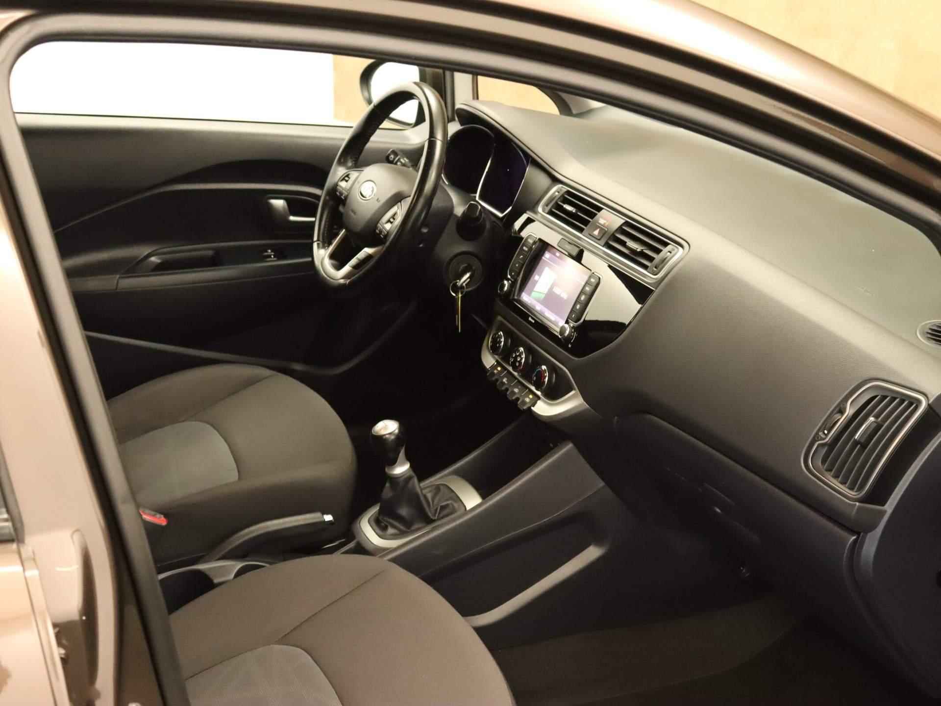 Kia Rio 1.2 CVVT ComfortPlusLine Navigator - ORIGINEEL NEDERLANDSE AUTO - AFNEEMBARE TREKHAAK - TREKGEWICHT 900 KG - CRUISE CONTROL - NAVIGATIESYSTEEM FULL-MAP - ACHTERRUITRIJCAMERA - BLUETOOTH TELEFOONVOORBEREIDING - LEDEREN STUURWIEL EN VERSNELLINGSPOOK - 5/36