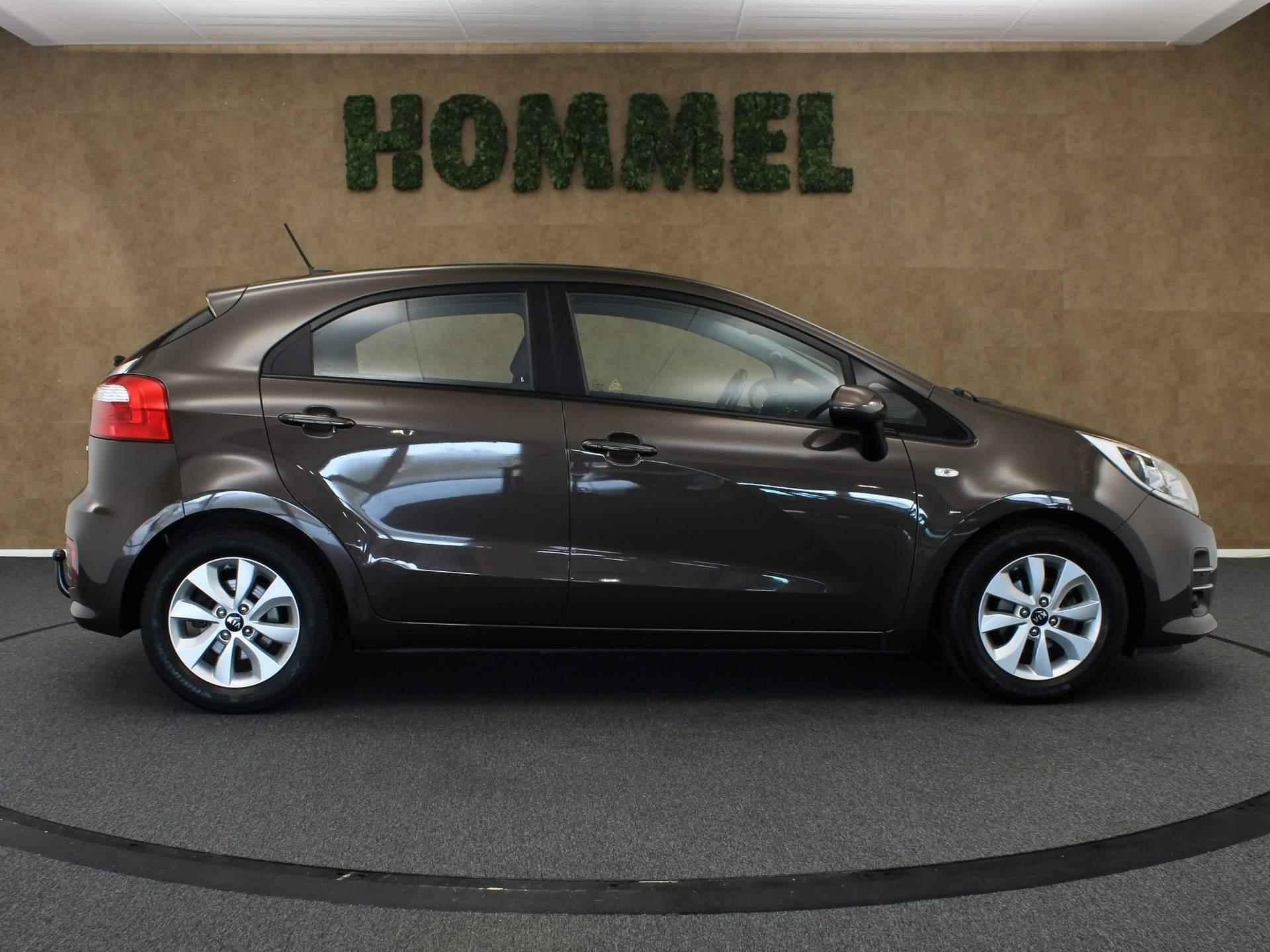 Kia Rio 1.2 CVVT ComfortPlusLine Navigator - ORIGINEEL NEDERLANDSE AUTO - AFNEEMBARE TREKHAAK - TREKGEWICHT 900 KG - CRUISE CONTROL - NAVIGATIESYSTEEM FULL-MAP - ACHTERRUITRIJCAMERA - BLUETOOTH TELEFOONVOORBEREIDING - LEDEREN STUURWIEL EN VERSNELLINGSPOOK - 11/36