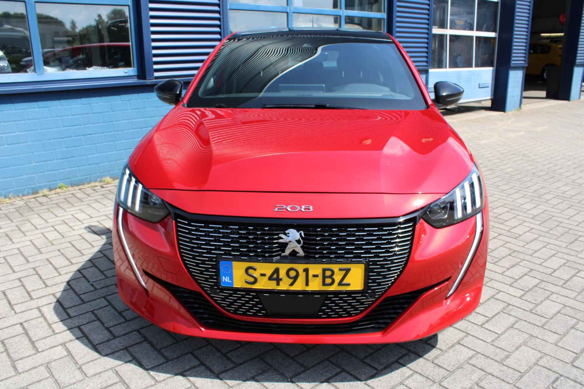 Peugeot 208 1.2 PureTech GT Pack Glazendak, Parkeersensoren V+A , sportstoelen , achteruitrijcamera ,navigatie, 17  "lichtmetalen velgen ,climate regeling ,,alcantara bekleding - 4/39