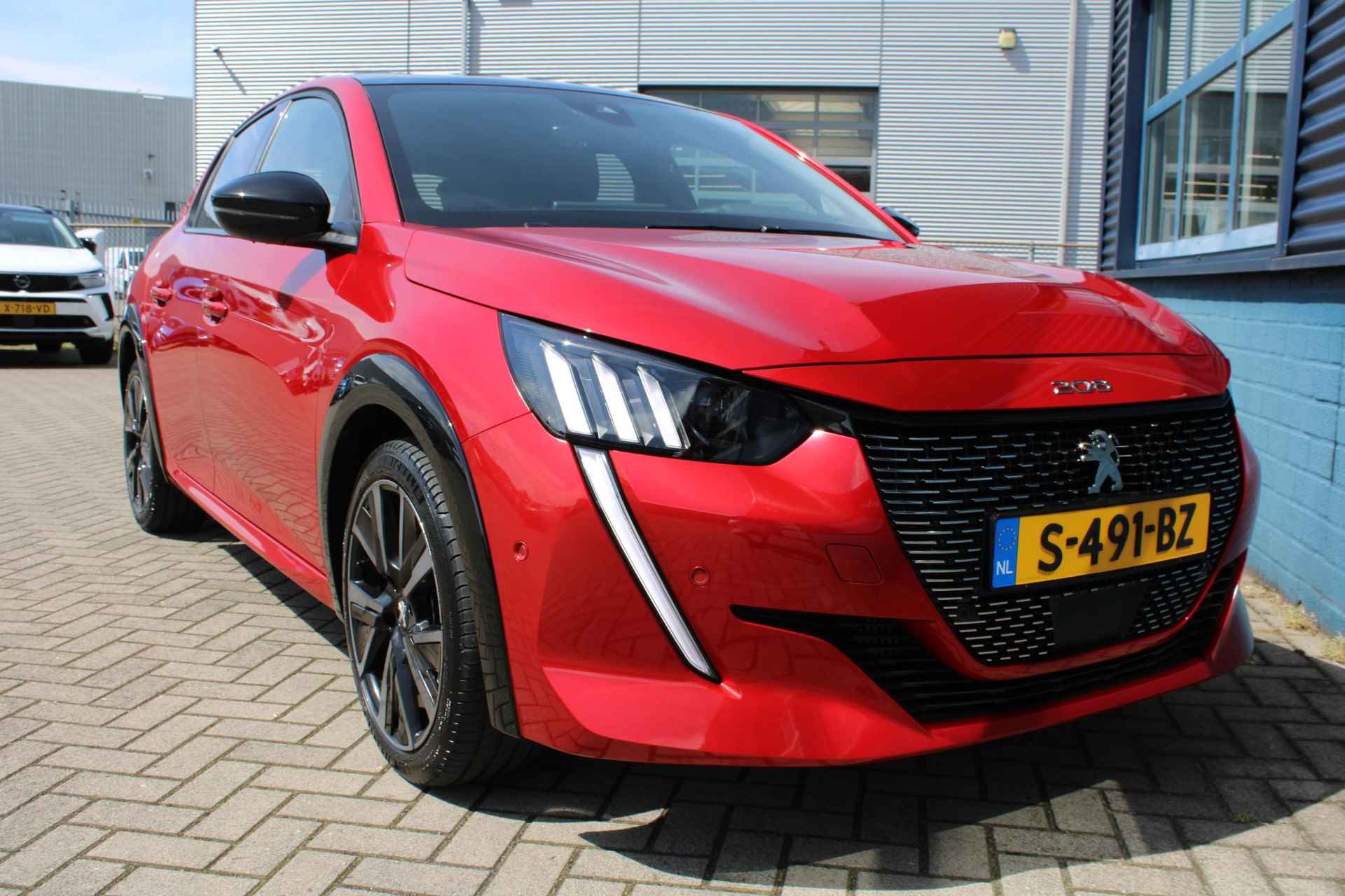 Peugeot 208 1.2 PureTech GT Pack Glazendak, Parkeersensoren V+A , sportstoelen , achteruitrijcamera ,navigatie, 17  "lichtmetalen velgen ,climate regeling ,,alcantara bekleding - 34/39