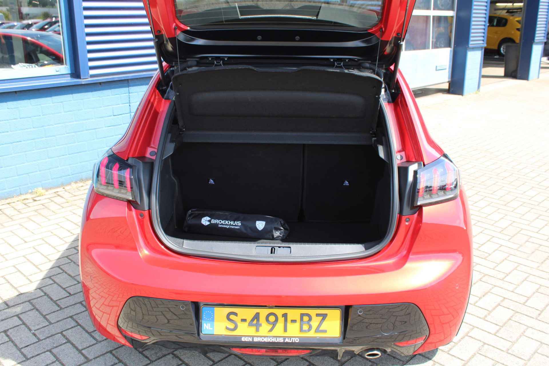 Peugeot 208 1.2 PureTech GT Pack Glazendak, Parkeersensoren V+A , sportstoelen , achteruitrijcamera ,navigatie, 17  "lichtmetalen velgen ,climate regeling ,,alcantara bekleding - 37/39