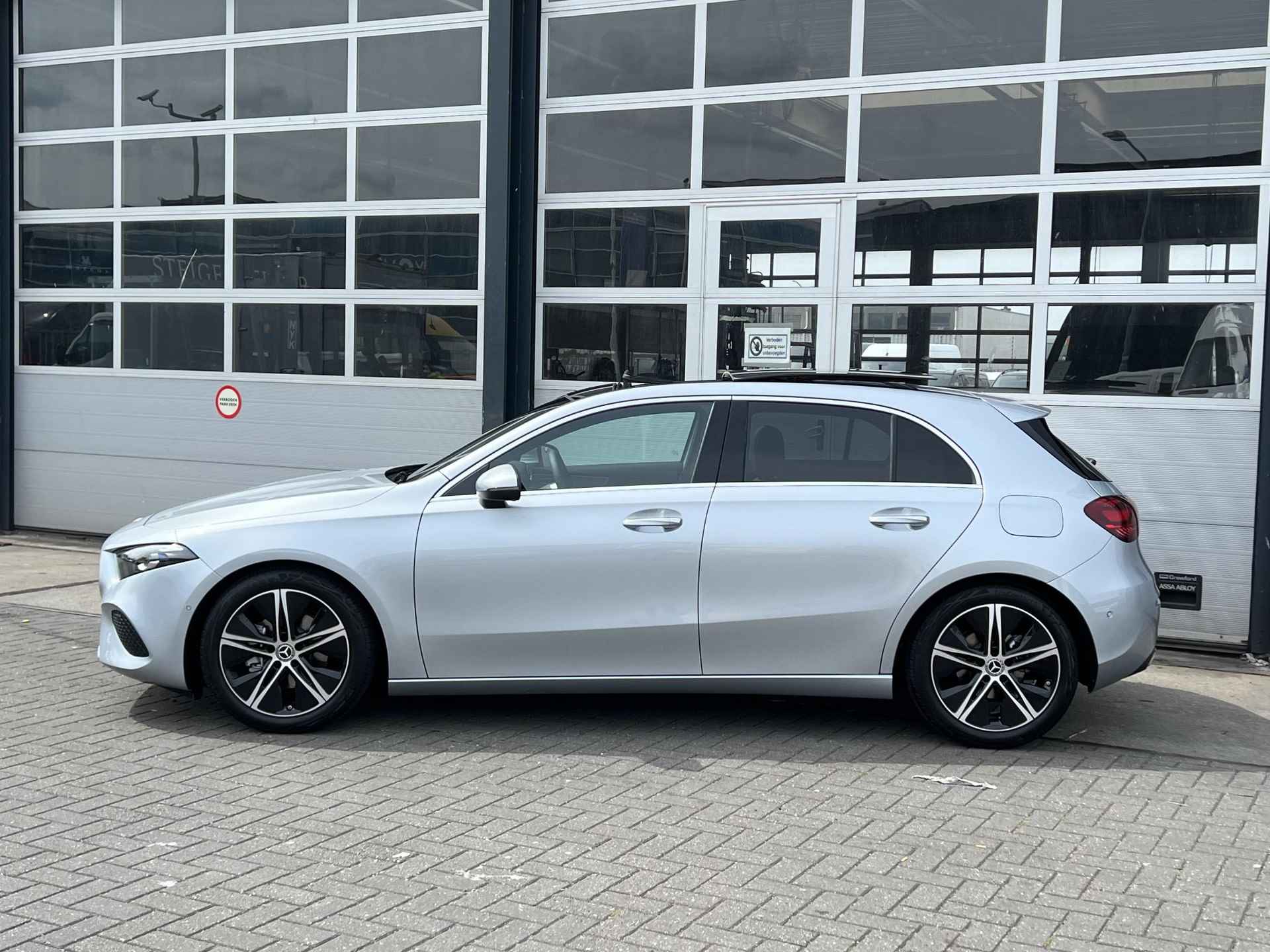 Mercedes-Benz A 180 Star Edition Luxury Line | Winter Pakket | Panoramadak | MULTIBEAM LED Koplampen | Dodehoekassistent | Sfeerverlichting | Stoelverwarming | Stuurverwarming | Achteruitrijcamera | Elektrisch Inklapbare Buitenspiegels | Showmodel - 8/26