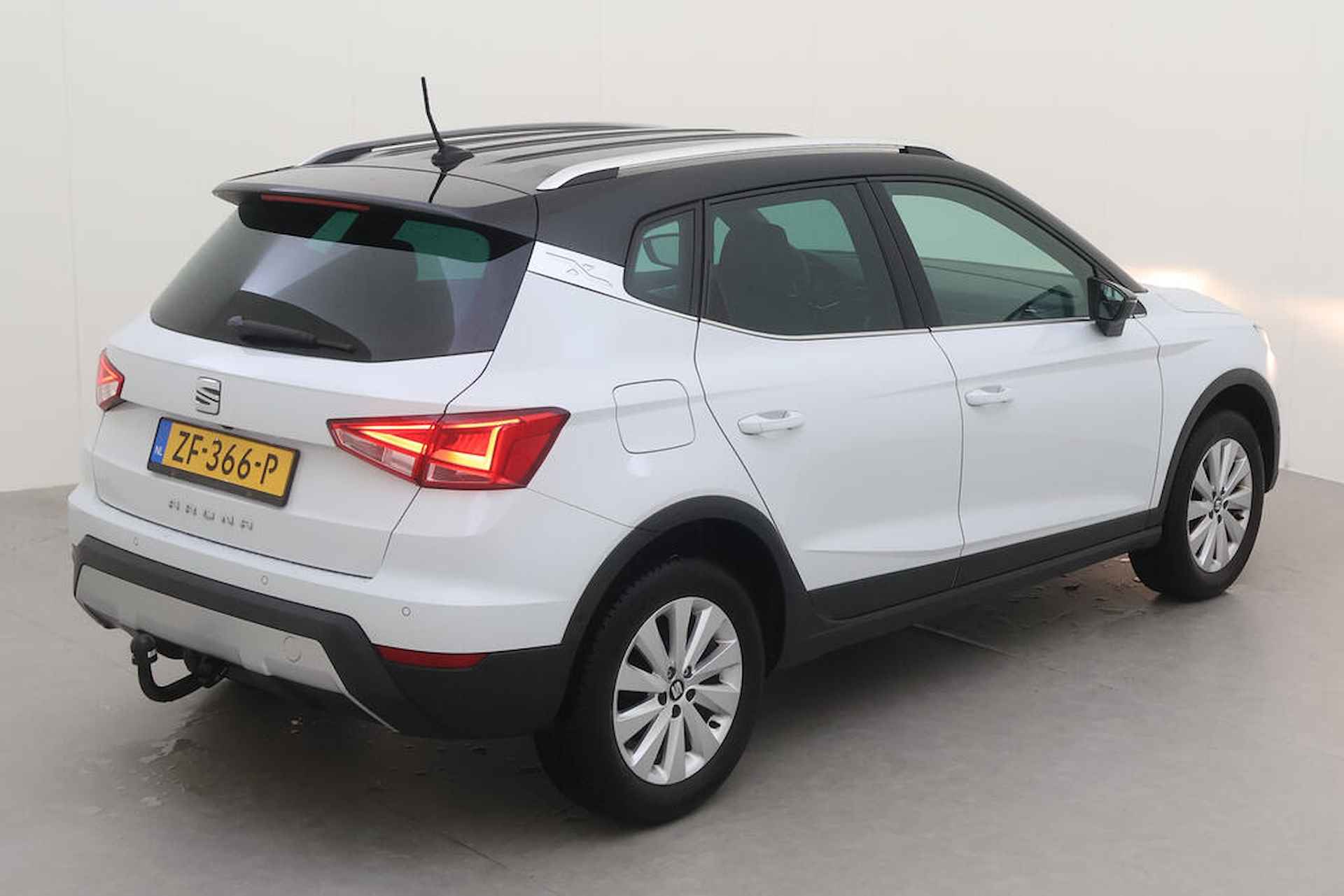 SEAT Arona 1.0 TSI 95pk Xcellence Business Intense / Achteruitrijcamera / Stoelverwarming / App-Connect / 16" LMV / Trekhaak - 10/18