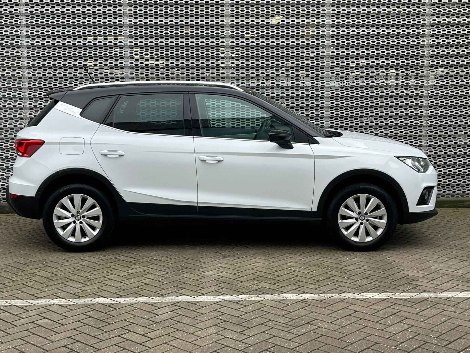 SEAT Arona 1.0 TSI 95pk Xcellence Business Intense / Achteruitrijcamera / Stoelverwarming / App-Connect / 16" LMV / Trekhaak - 8/28