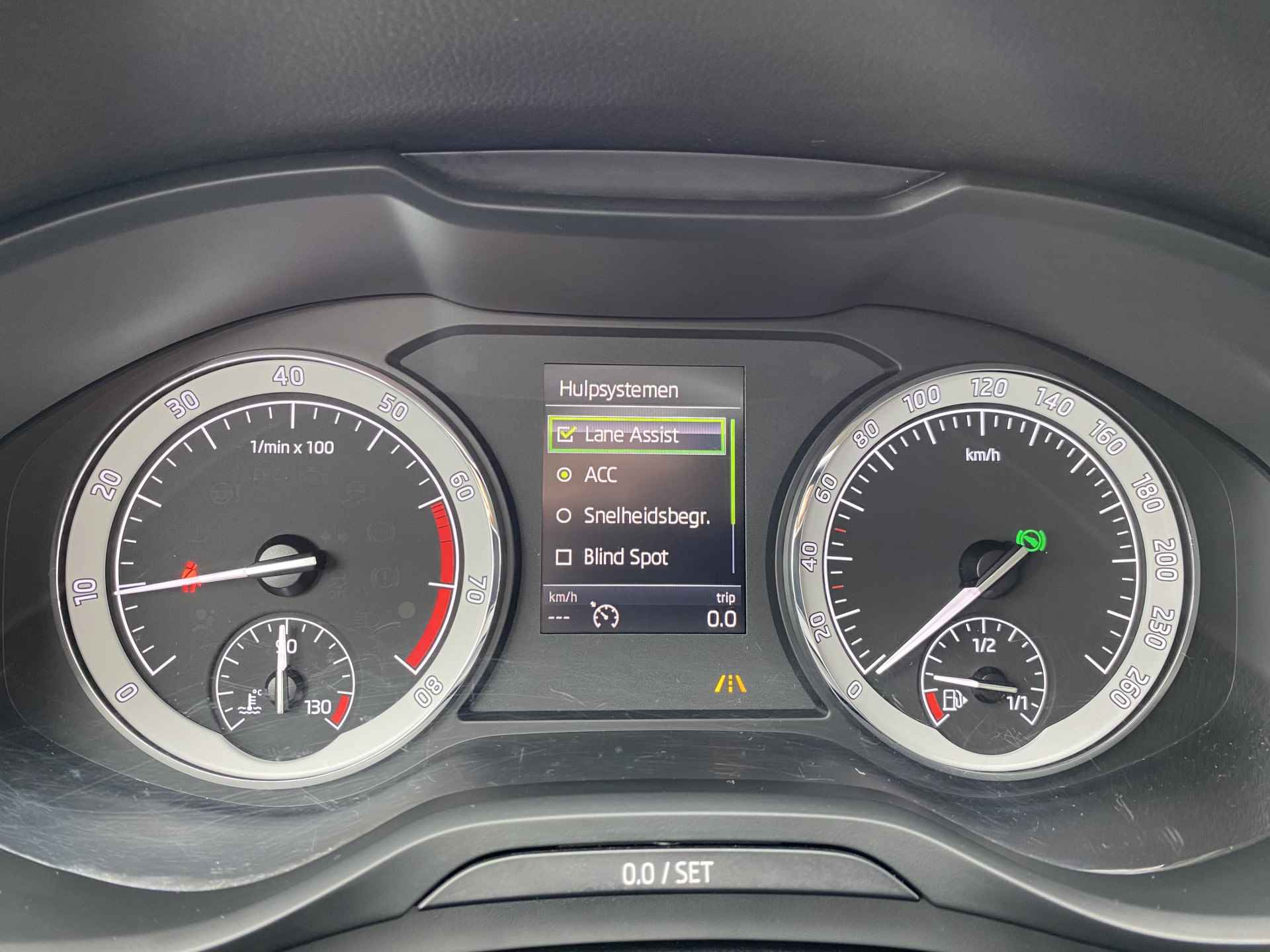 Škoda Kodiaq 1.5 TSI Business Edition 7p. DSG/ Metallic/ Led/ Sportint. / 7P/ Elec. klep/ Camera/ Clima/ Navi/ Parkeersensor V. + A./ 18 lmv - 23/33