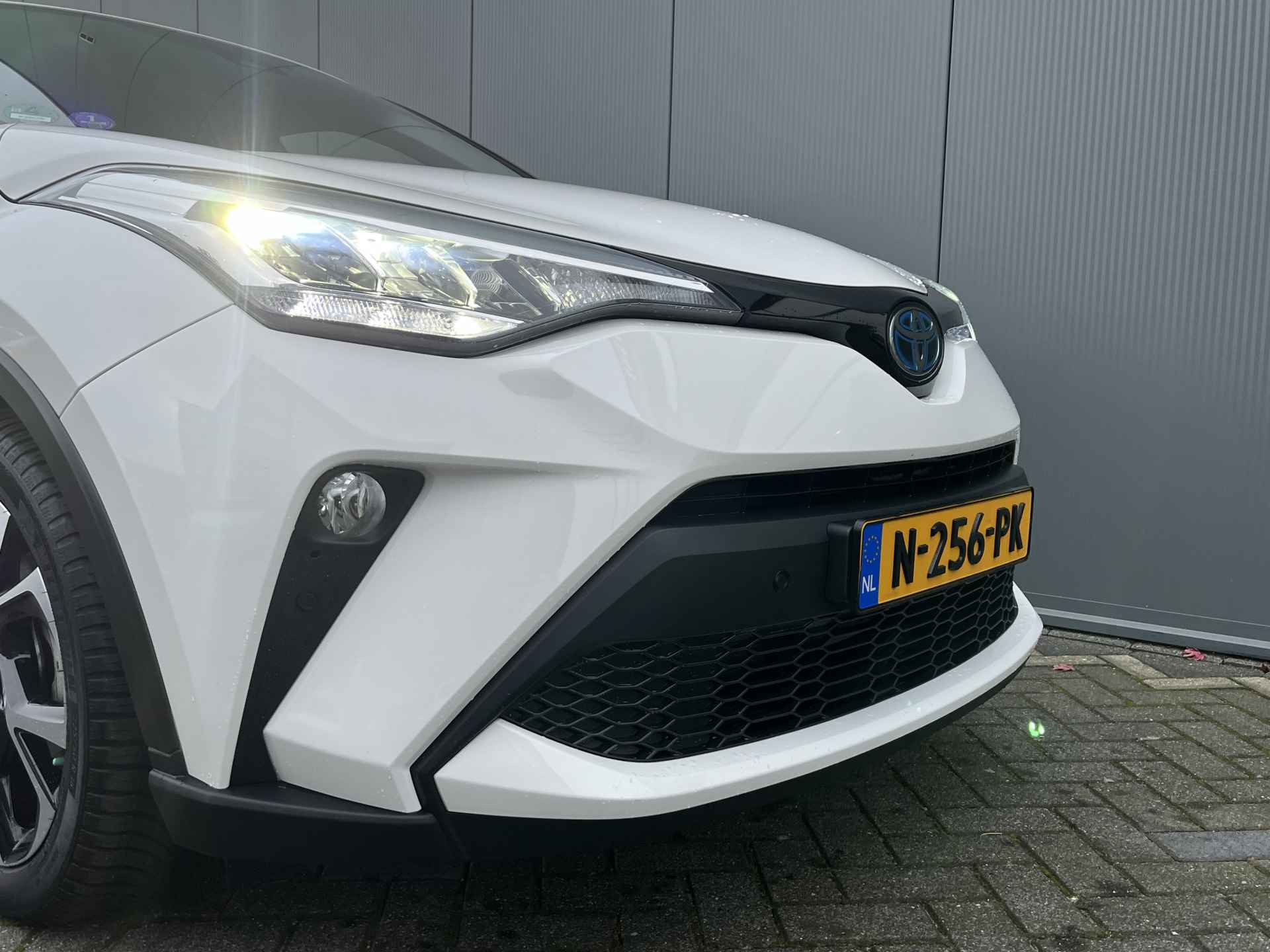 Toyota C-HR 1.8 Hybrid 122pk TeamNL | Camera | Navigatie | Parkeersensoren voor en achter | Adaptive cruise controle | Keyless entry | 18'' - 18/18