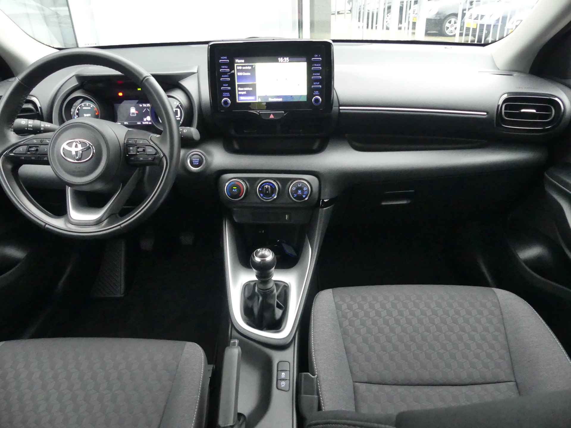 Toyota Yaris 1.5 VVT-i Dynamic Navigatie, Achteruitrijcamera, Airco - 10/29