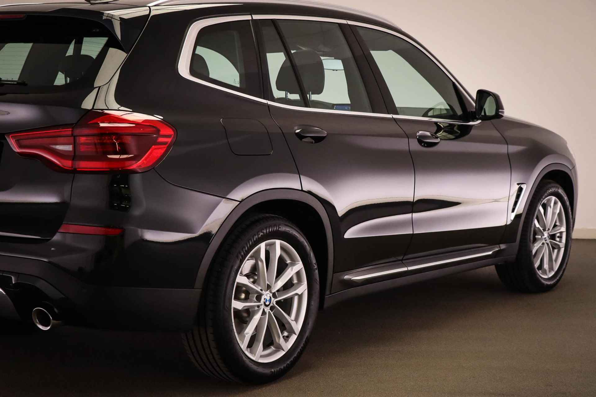 BMW X3 xDrive20i High Executive | LUXURY LINE | PANORAMADAK | LEDER | 19" - 27/62