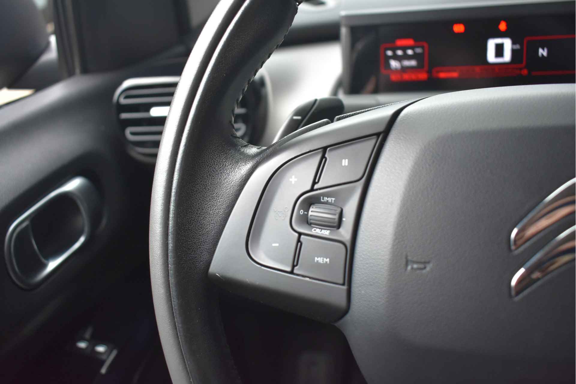 Citroën C4 Cactus 1.2 PureTech Feel Automaat | Dakrails | Cruise Control | Airco | Bluetooth-Telefoonverbinding | 17"LMV | !! - 17/35